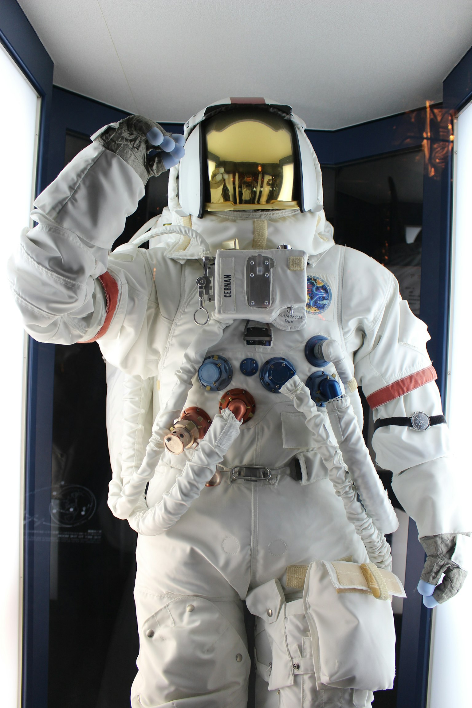 우주복을 입은 우주 비행사 전시 미래적인 디자인과 금색 헬멧