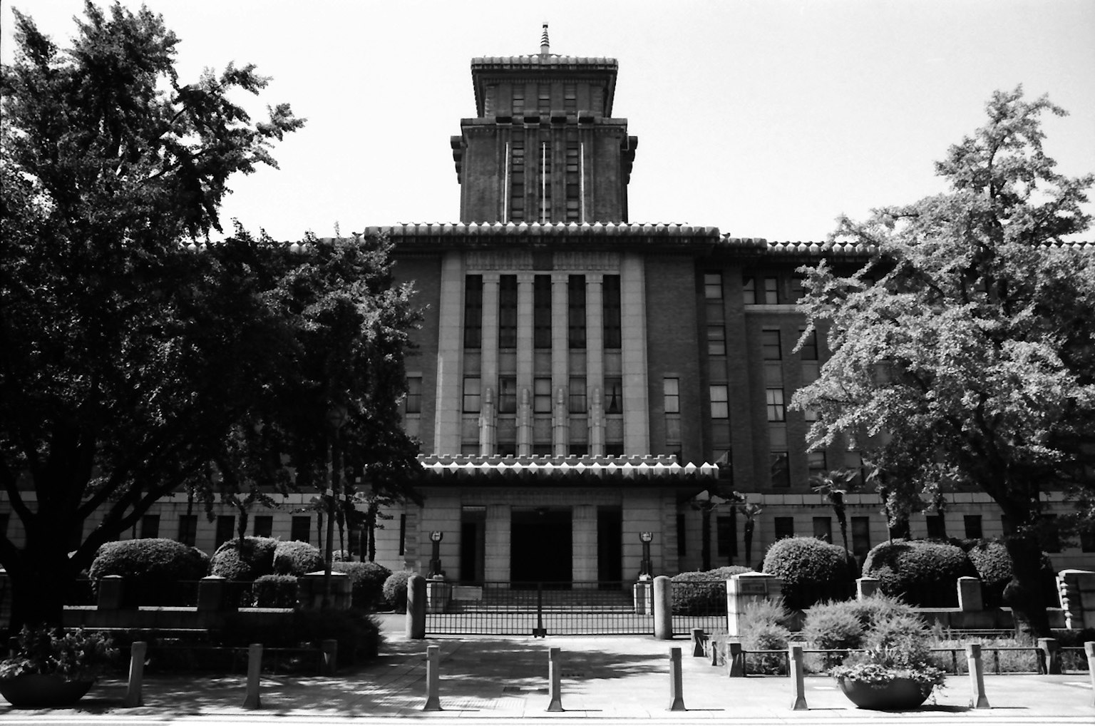 黑白图像展示历史建筑，优雅的园艺和整洁的花园