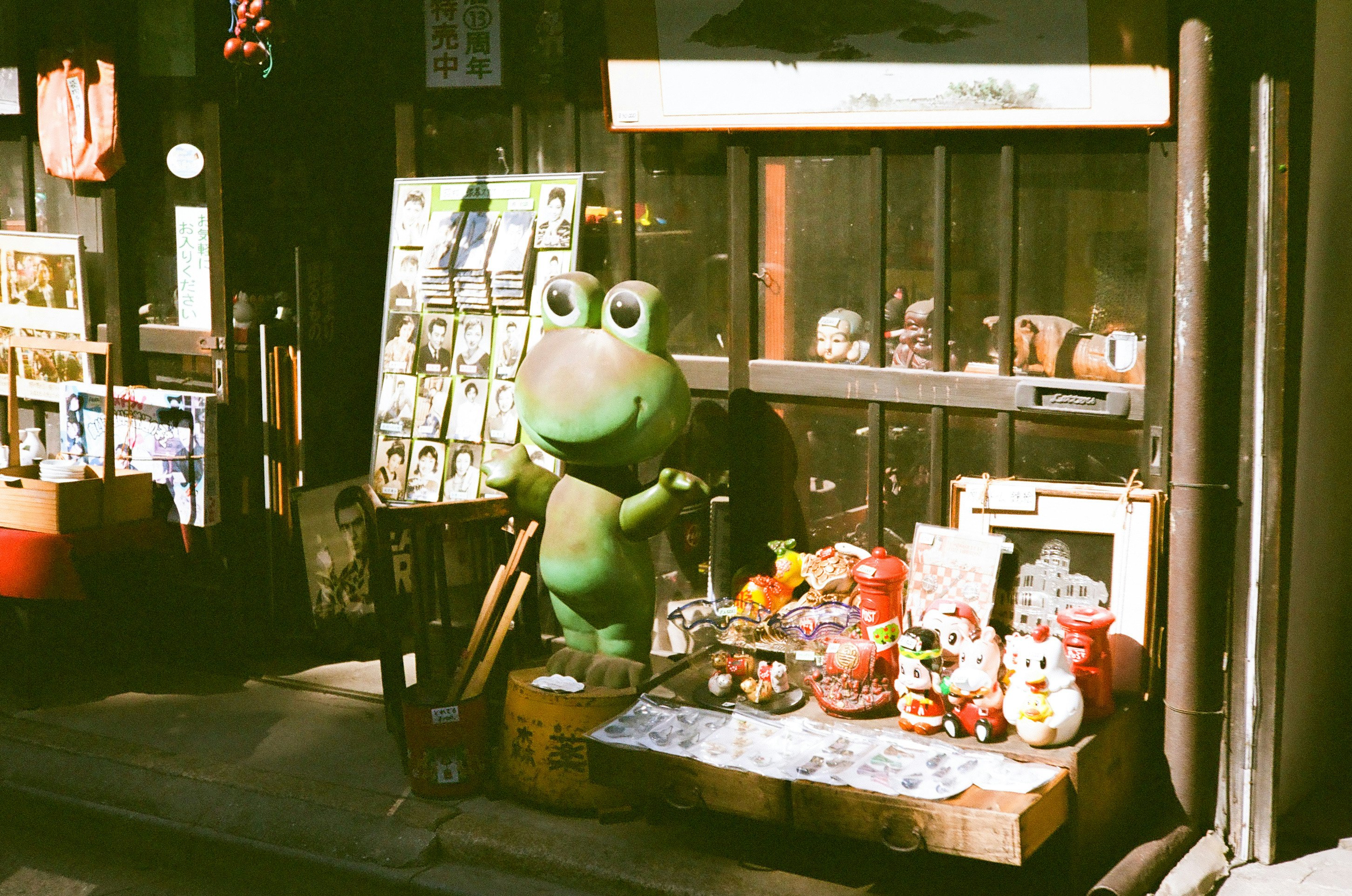 店先に並ぶカエルの人形と小物の屋台