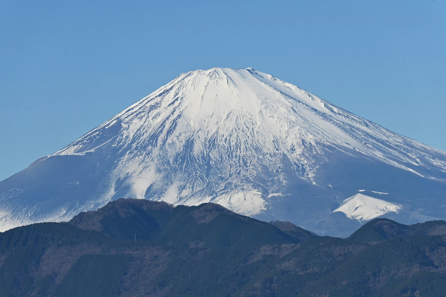 Cima nevada del Monte Fuji contra un cielo azul