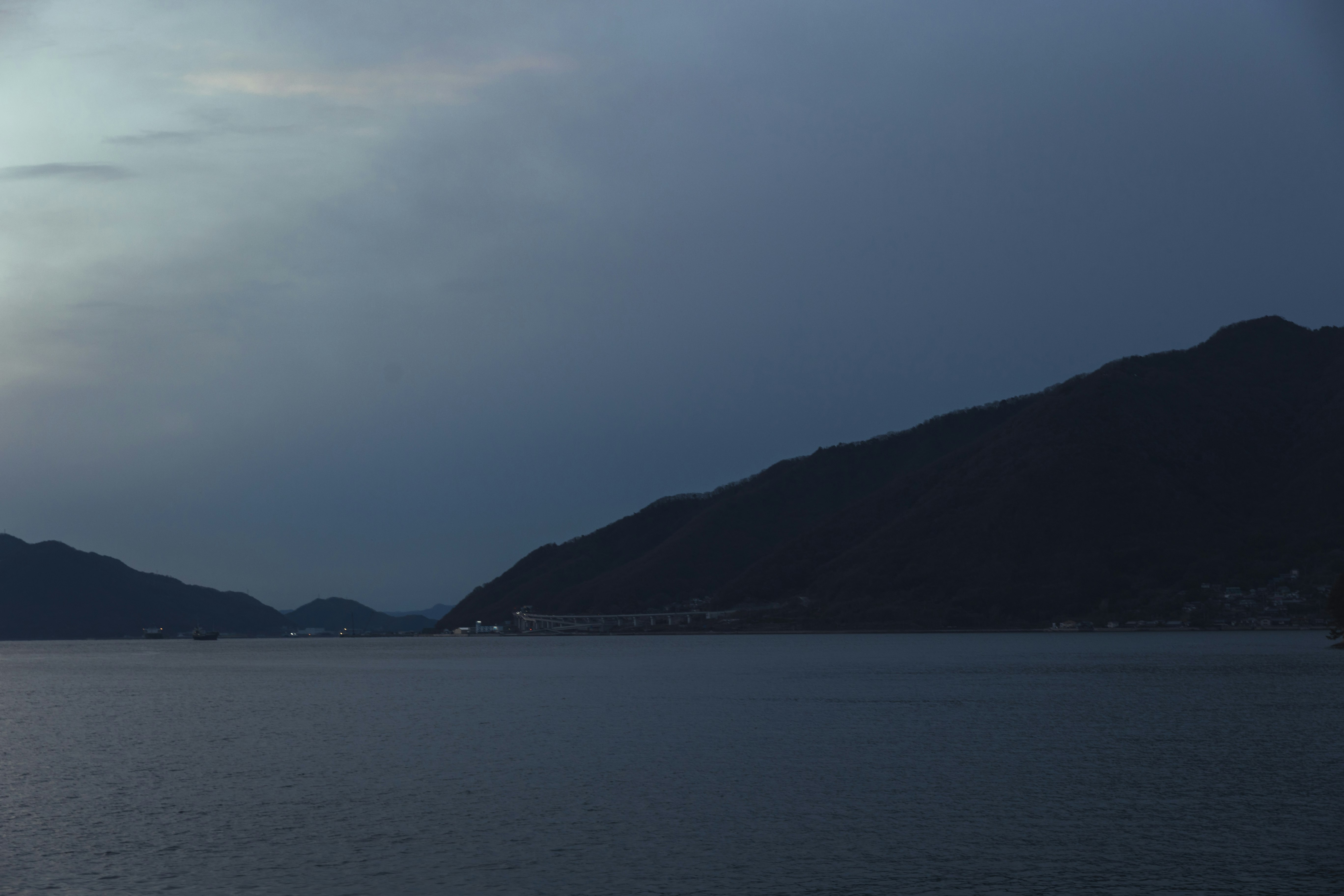 夕暮れの湖面と遠くの山並み