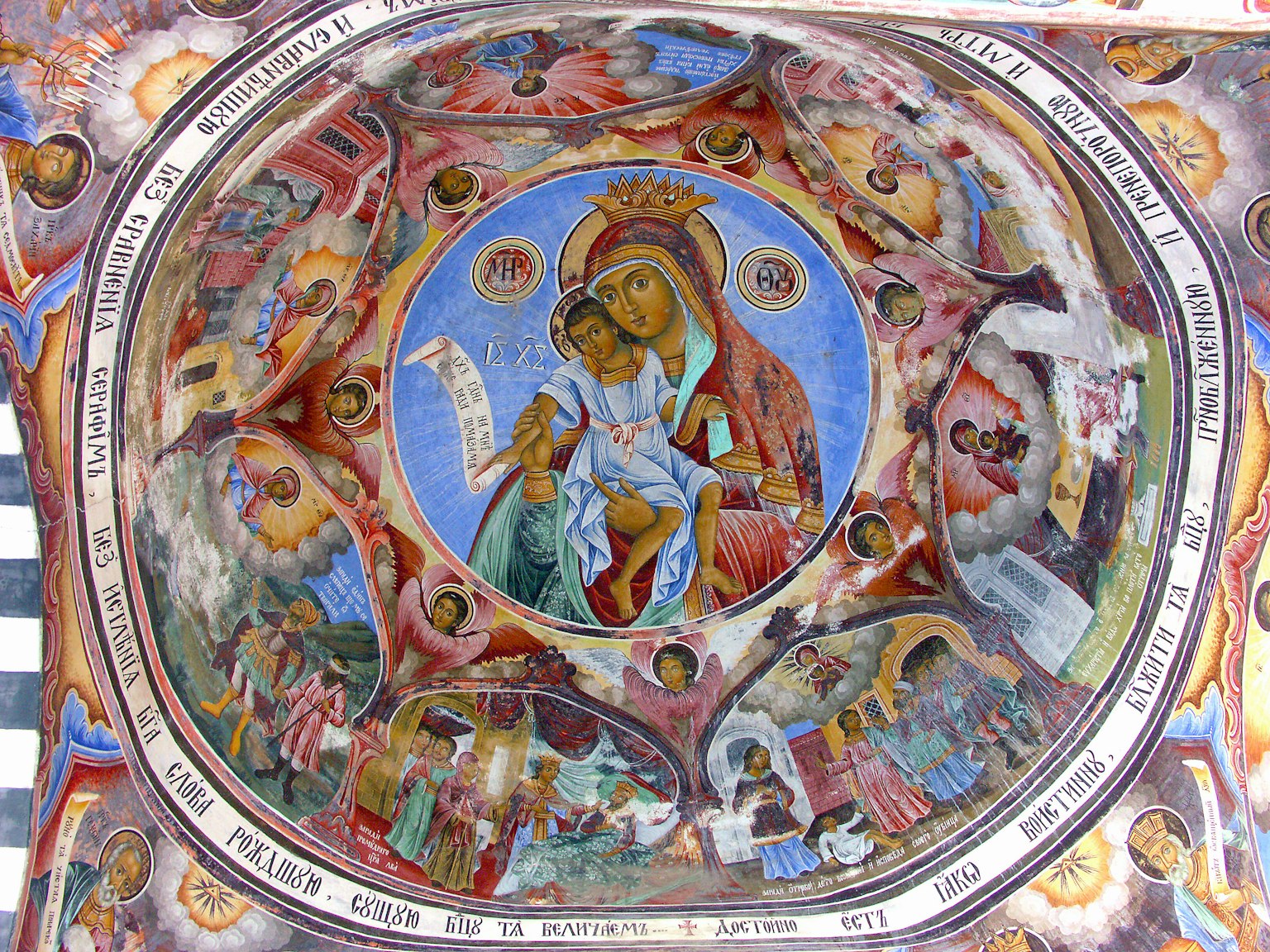 Une belle fresque sur un plafond en dôme représentant Marie et l'enfant Jésus au centre