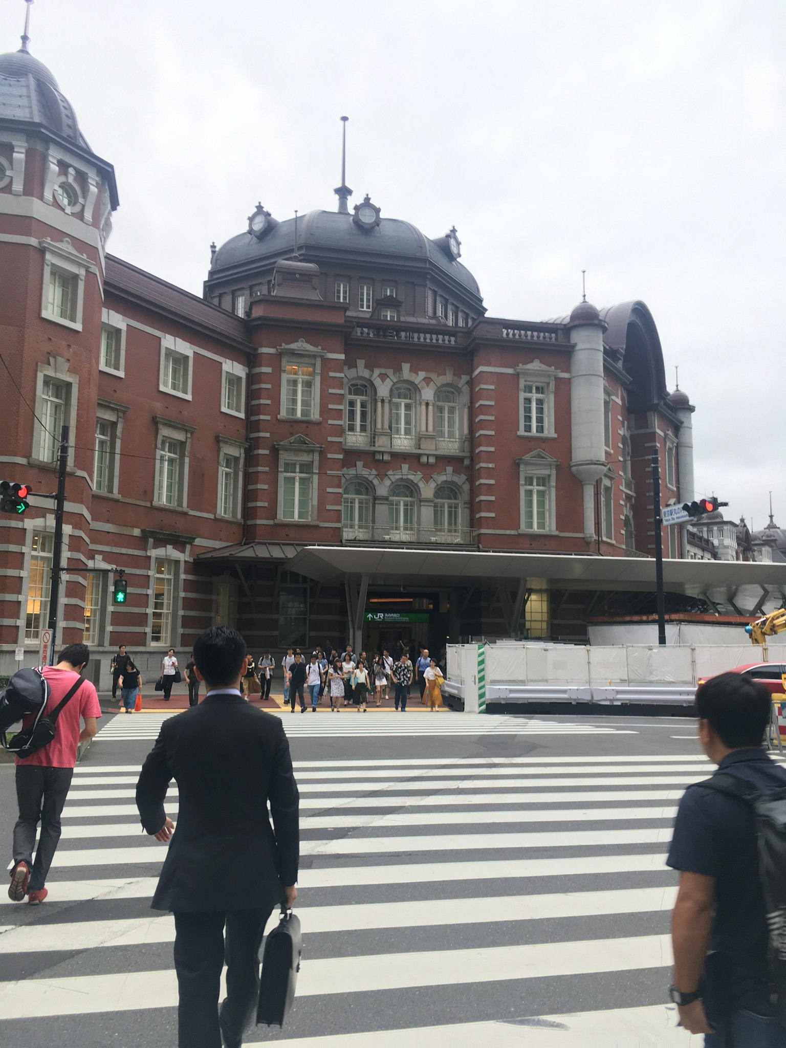 东京站美丽的红砖建筑和繁忙的斑马线