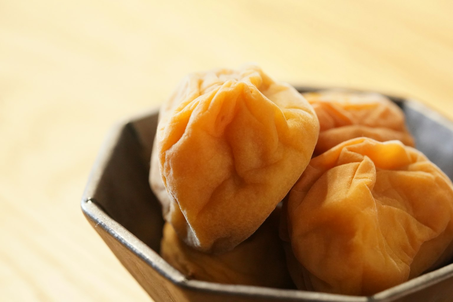 บ๊วยสีส้มอร่อยจัดในชามไม้