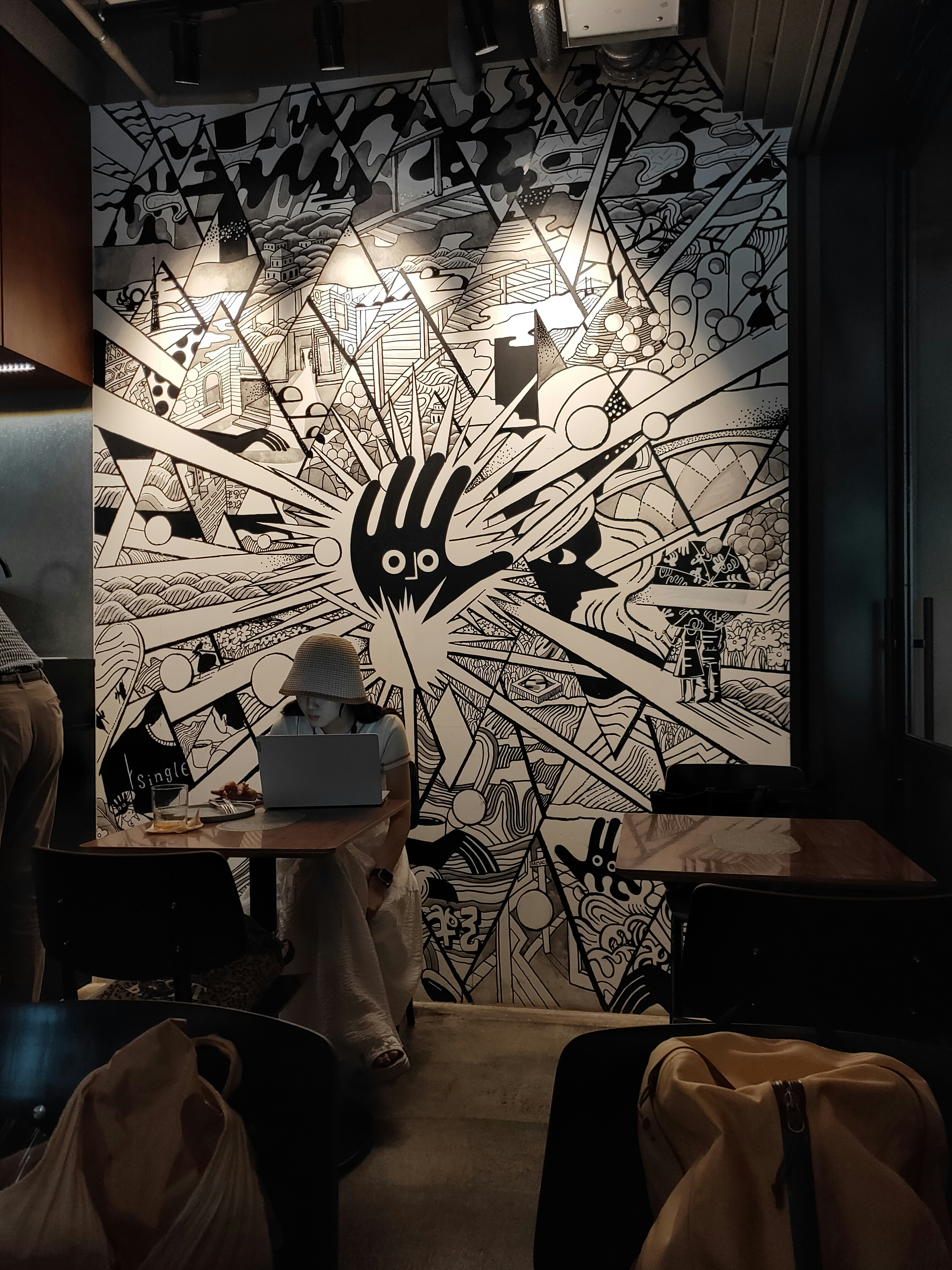 壁一面に描かれたアートとペイントのカフェ空間
