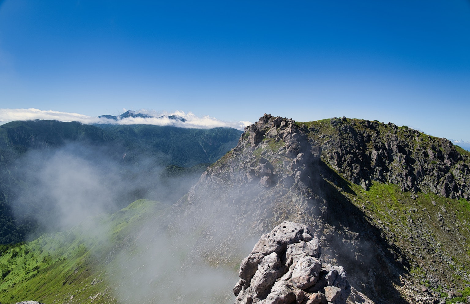 藍天下綠色山脊的風景