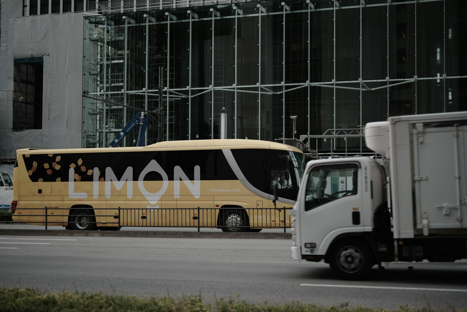 城市背景中帶有'LIMON'標誌的黃色巴士