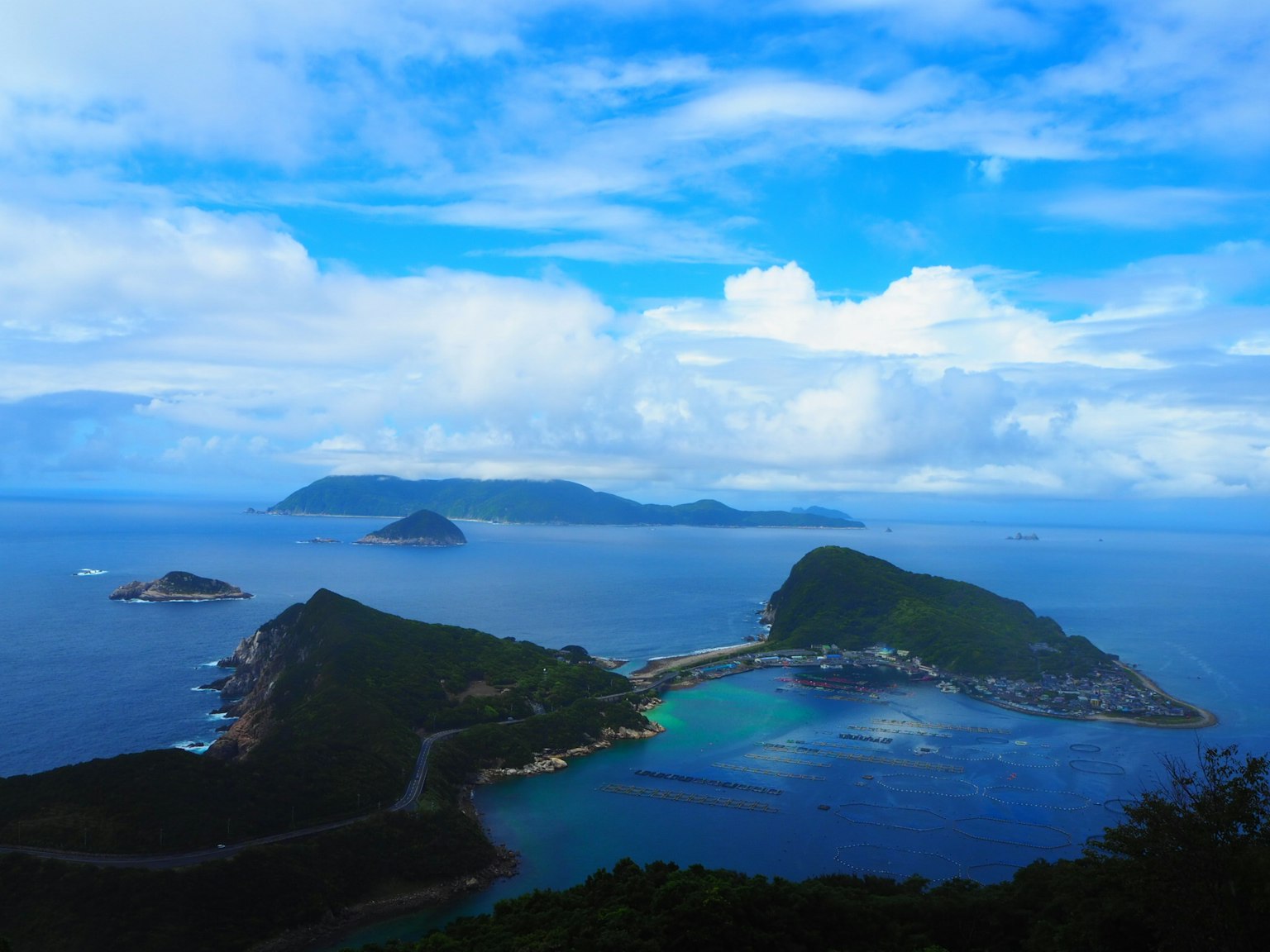 Vue panoramique des îles avec un océan et un ciel bleu magnifiques
