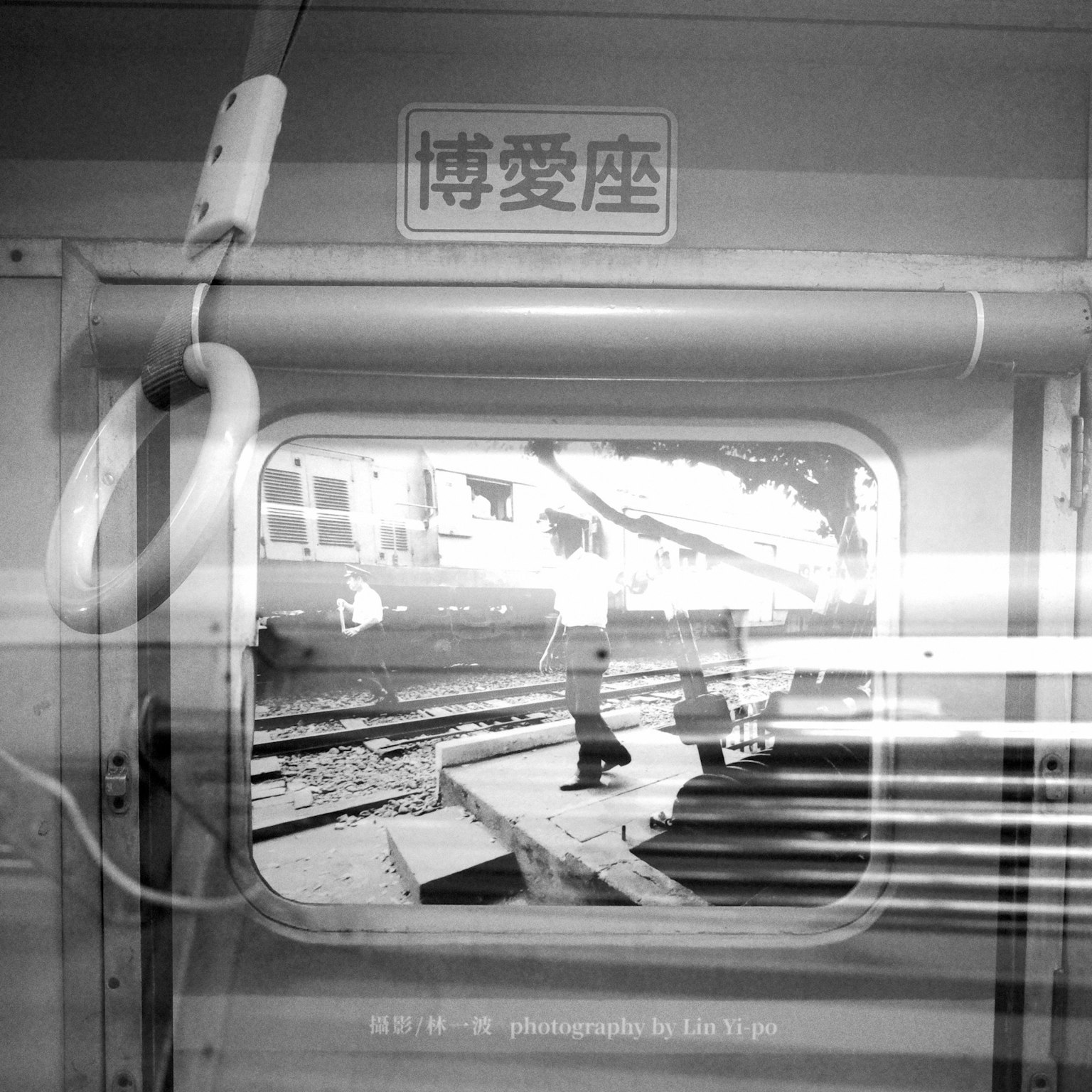 電車の窓から見える駅の風景と人々の姿