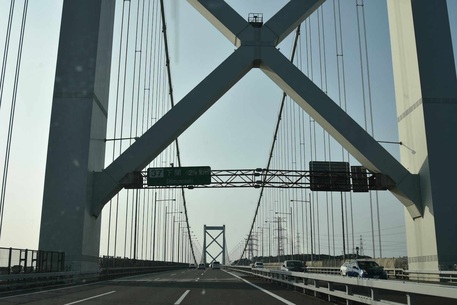 Vista di un ponte sospeso dalla prospettiva di un veicolo