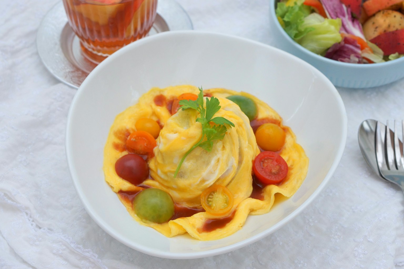 Bol de riz omelette crémeux garni de tomates cerises colorées et de sauce