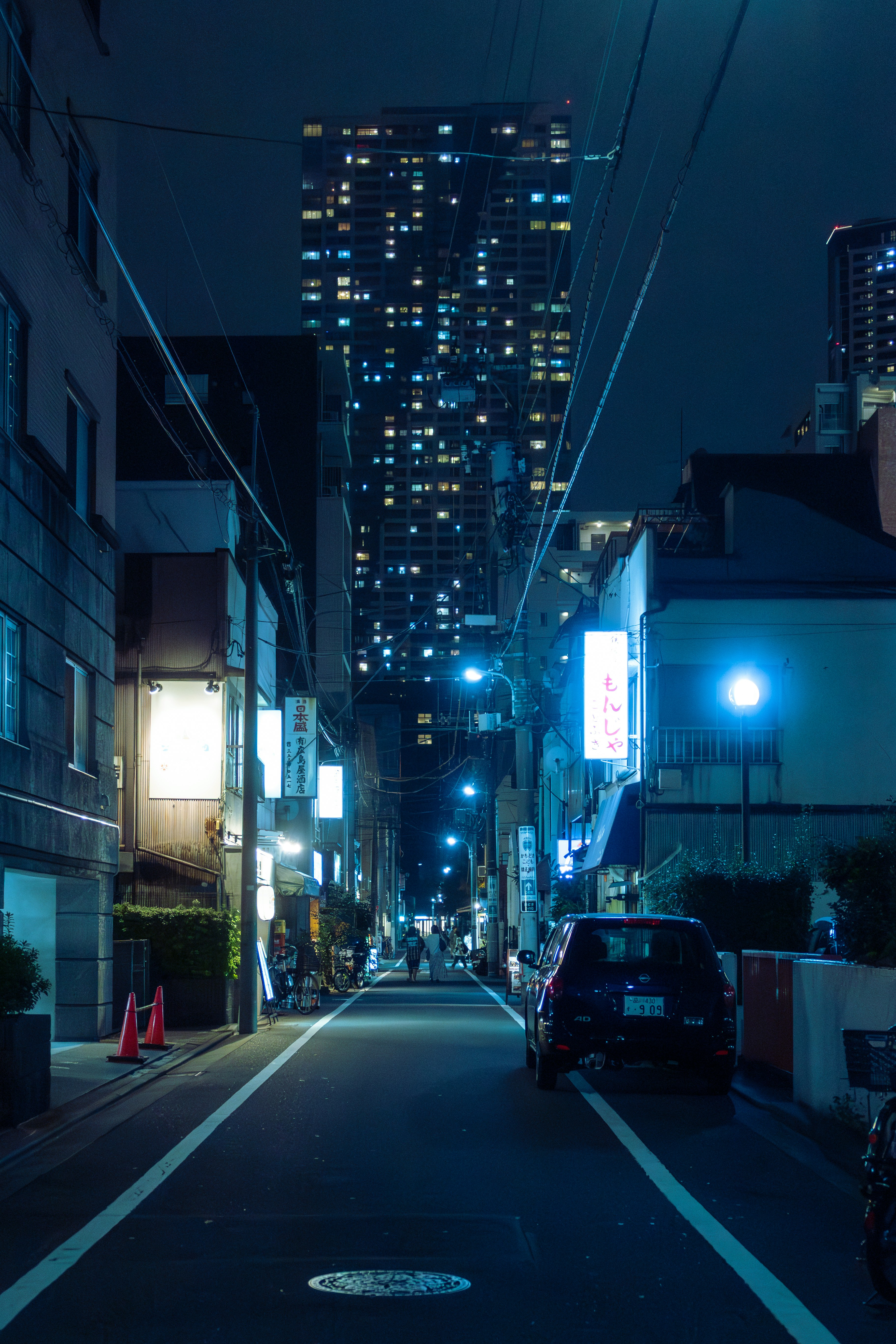 勝どきの夜の路地に並ぶ街灯と高層ビルの夜景