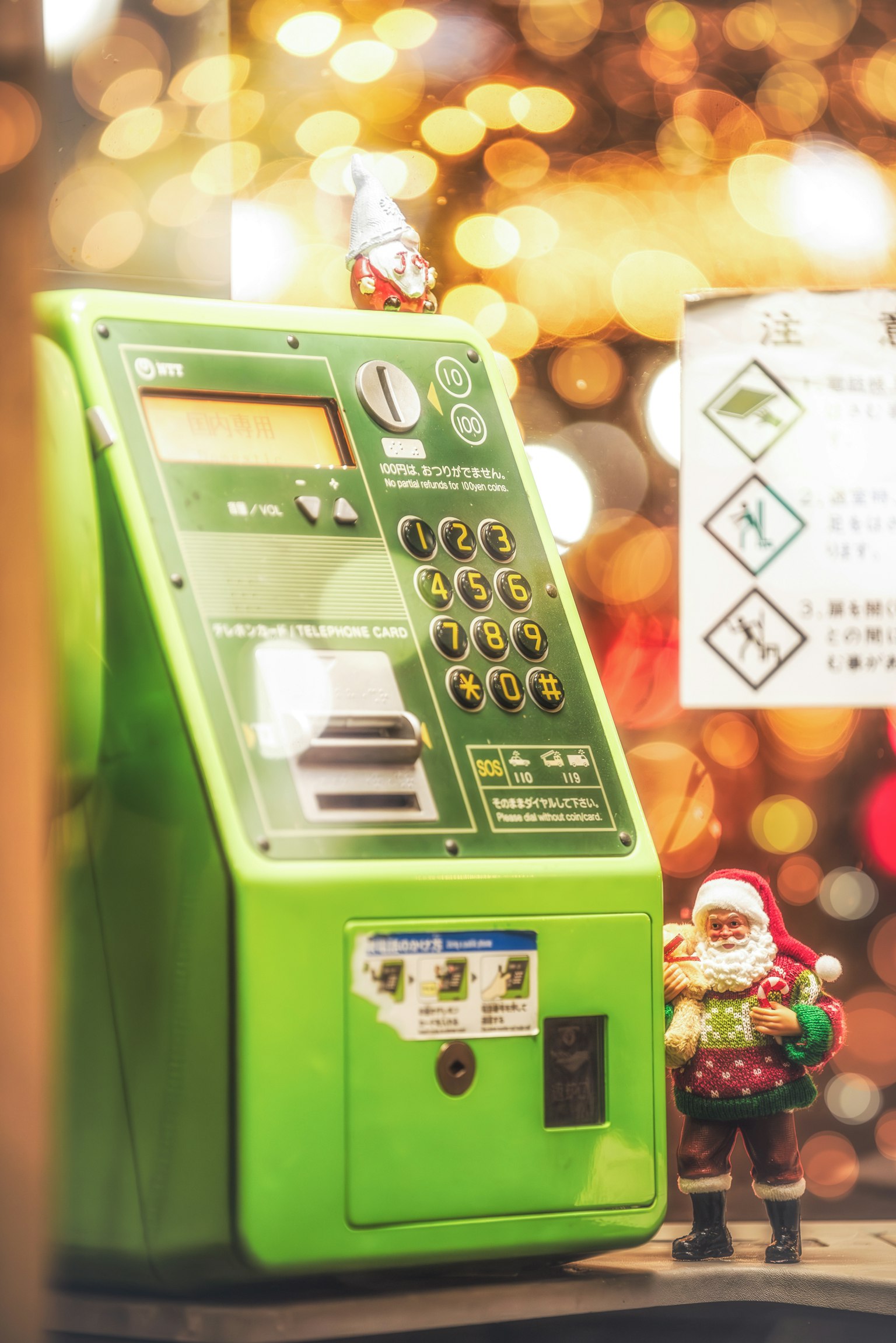 Máy bán hàng tự động màu xanh lá cây với tượng Santa trong bối cảnh lễ hội