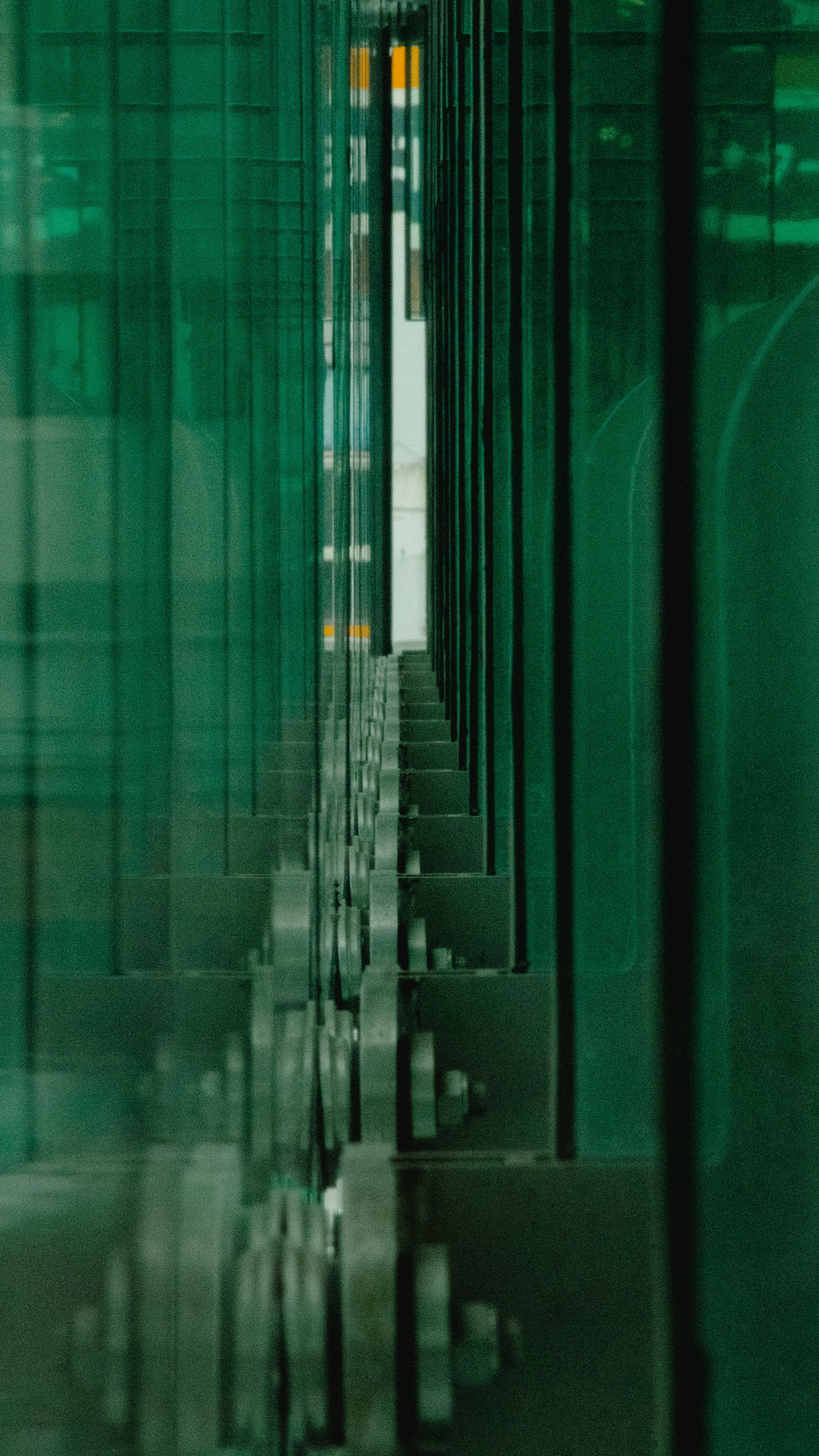 profondeur d’un couloir de bâtiment vu à travers un verre vert