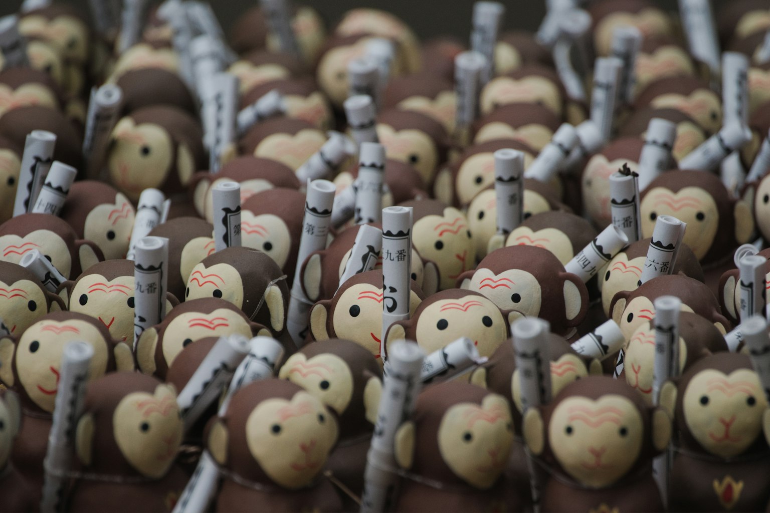 Eine Sammlung von Affenfiguren mit Stöcken in einer Menge