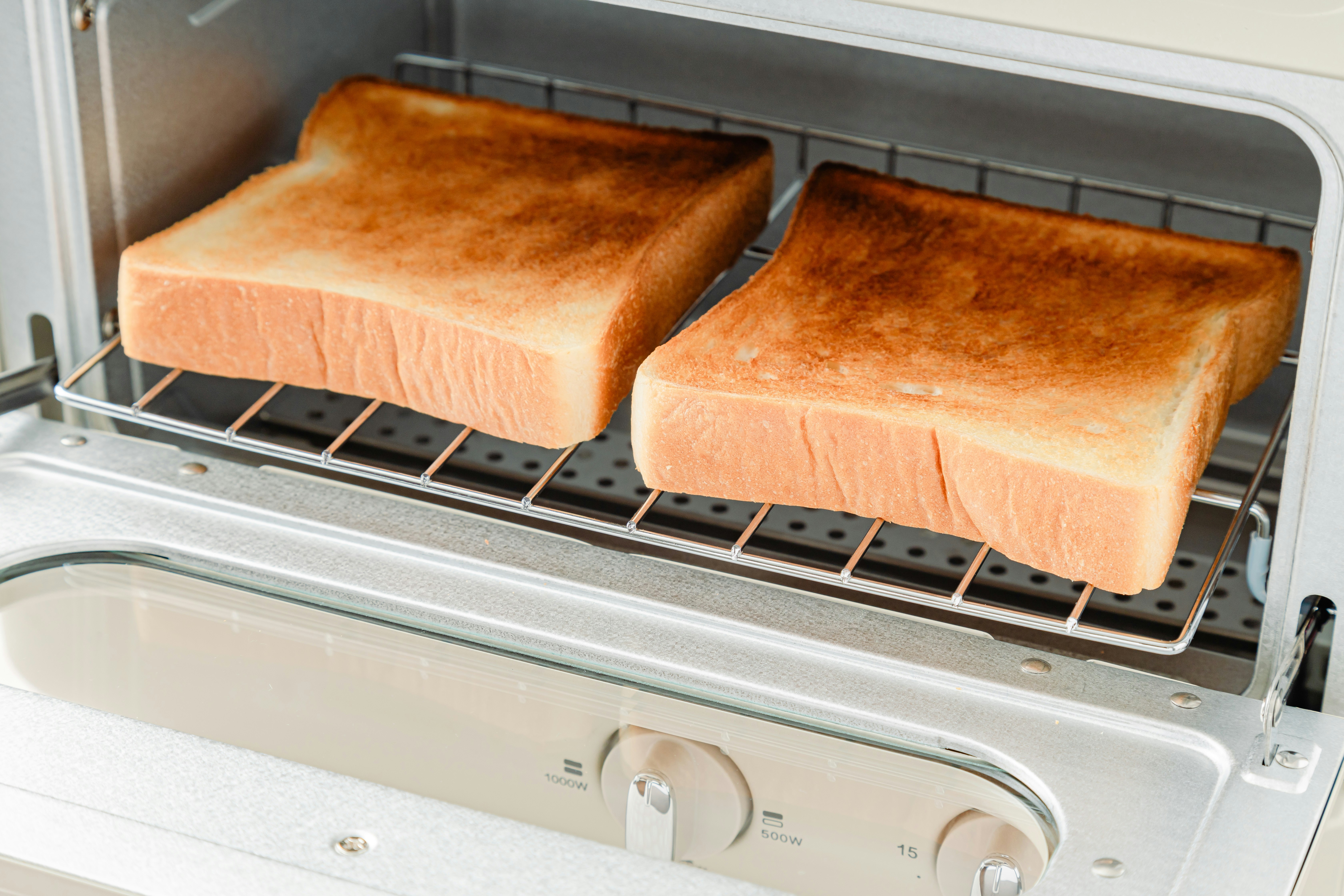 オーブントースターで焼かれるトースト