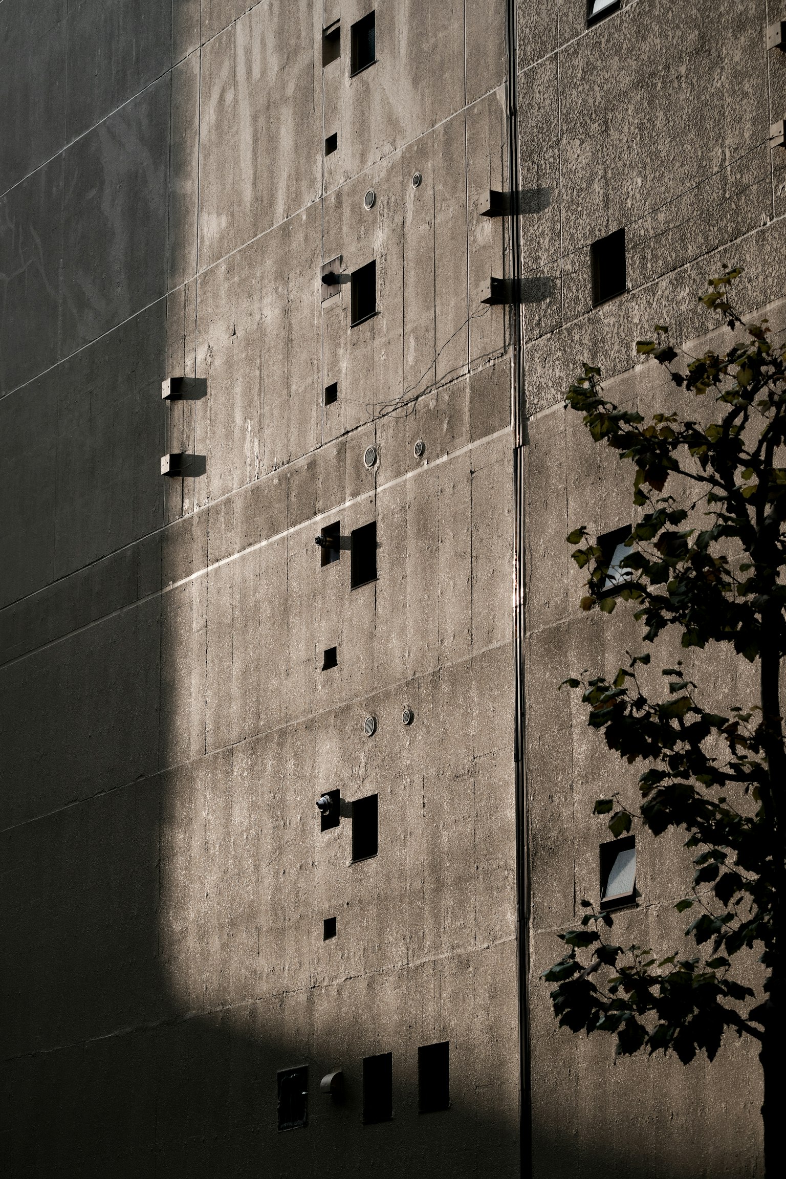 Pared de concreto con sombras y aberturas parecidas a ventanas