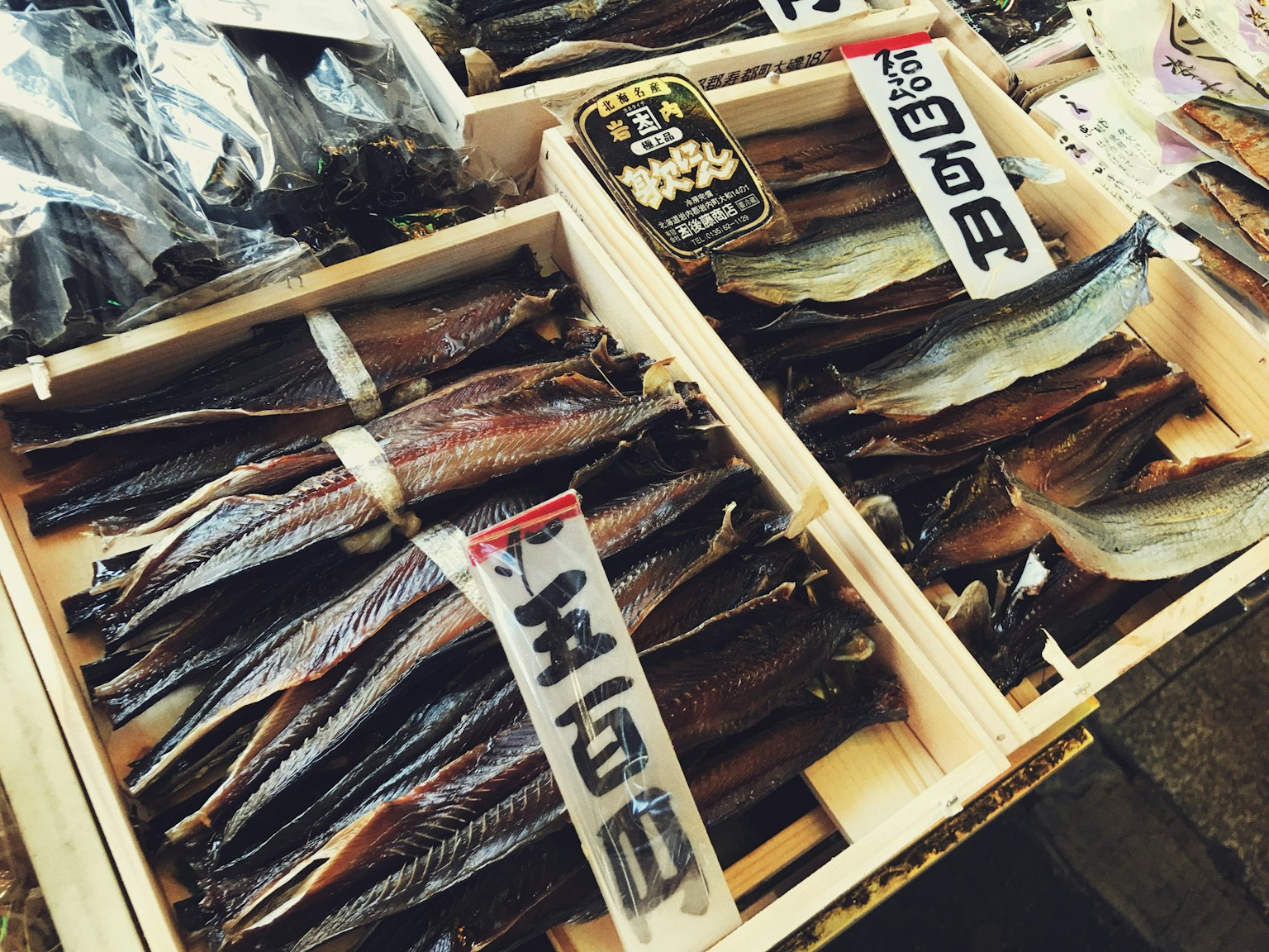 市場上裝滿乾魚的木箱