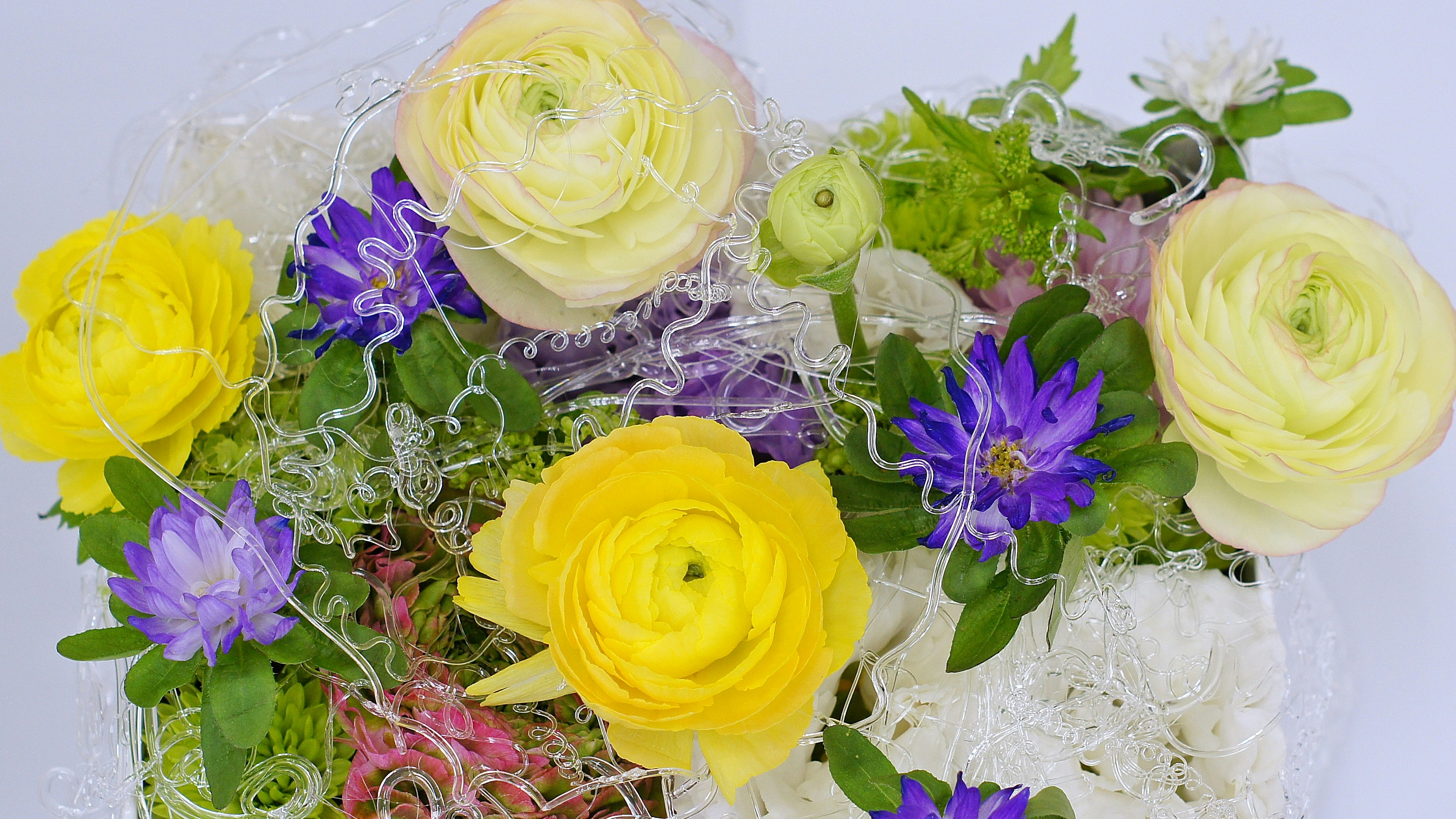 黄色と紫のバラの花束と装飾のあるフラワーアレンジ