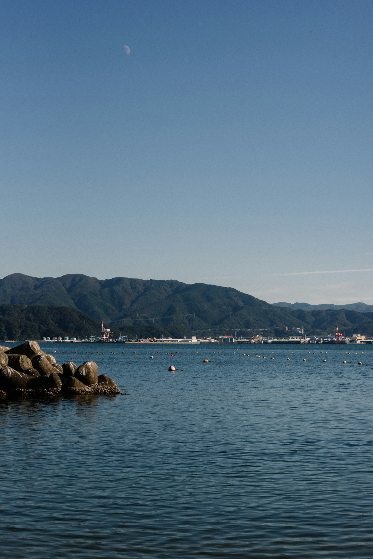 Vue panoramique de la mer bleue et des montagnes avec des rochers et une surface d'eau calme