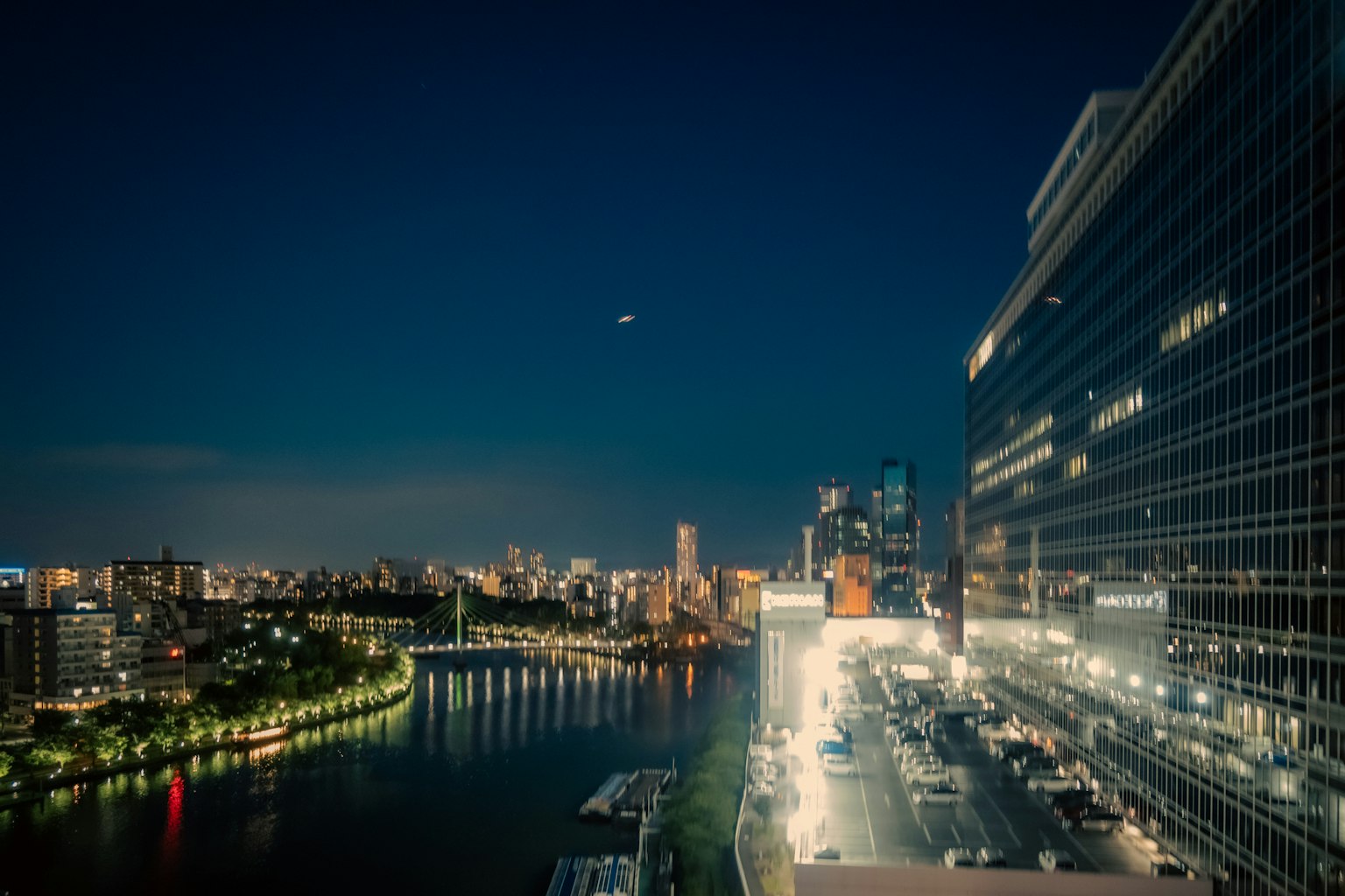 Pemandangan malam Tokyo yang indah dengan gedung besar dan sungai