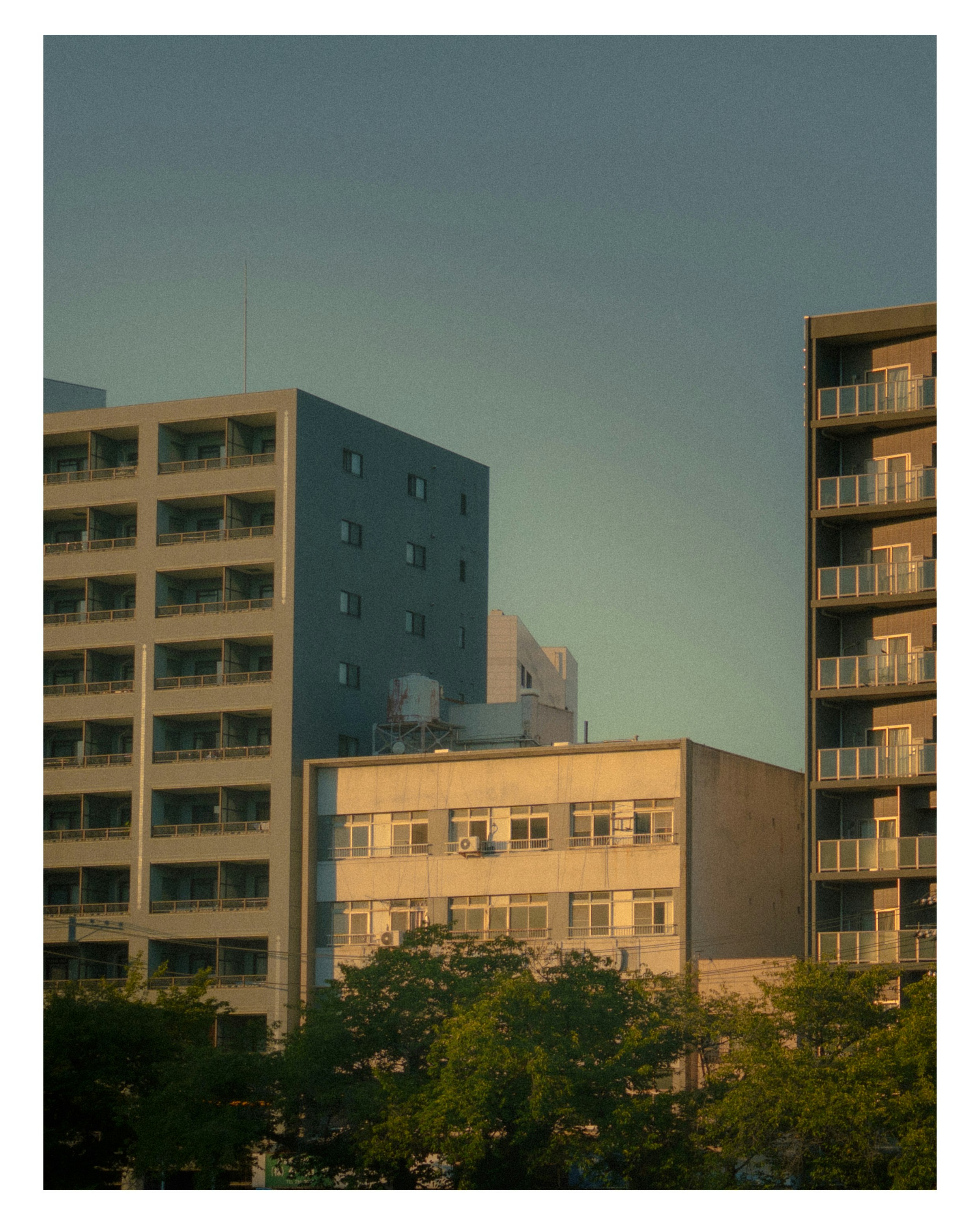 都市の高層ビル群と夕暮れの空