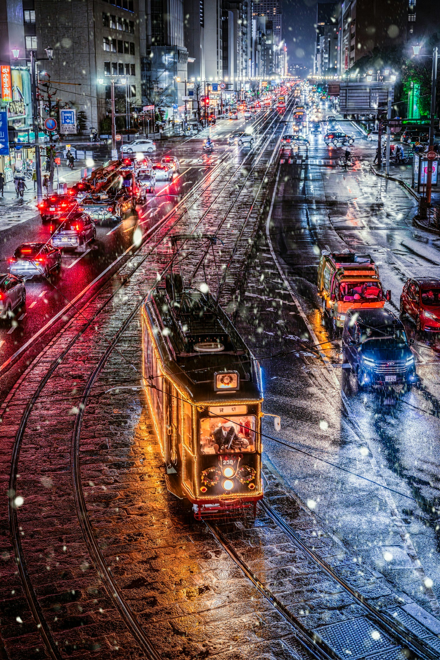 雪夜城市景观，电车和多彩的交通