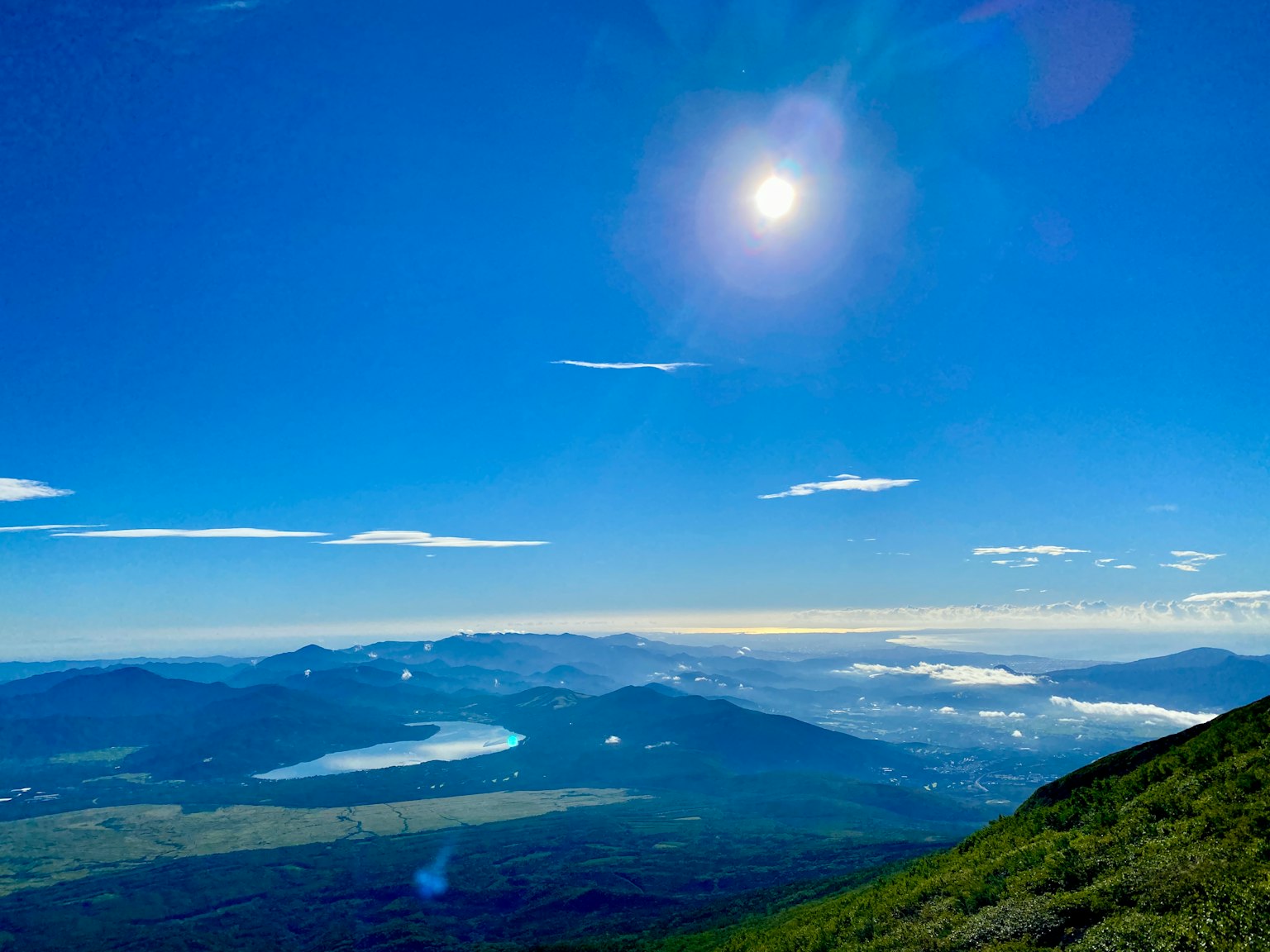 山地风景，蓝天和阳光绿色丘陵和山谷中的湖泊可见