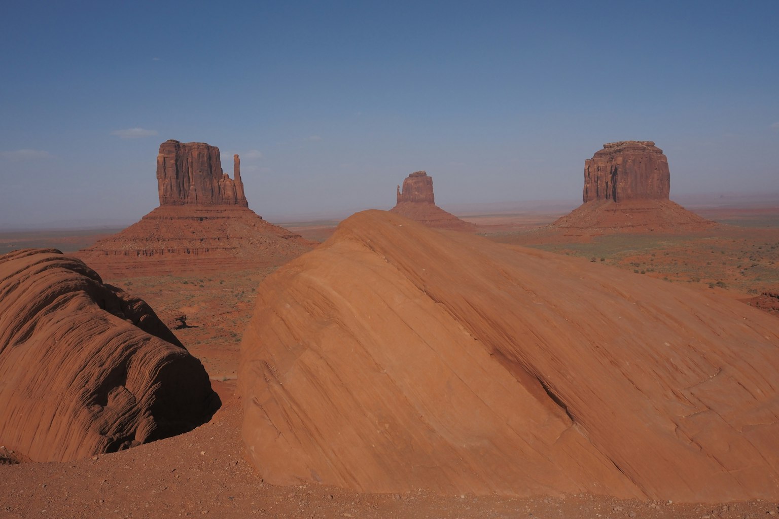Formasi batu merah dan bukit pasir di Monument Valley