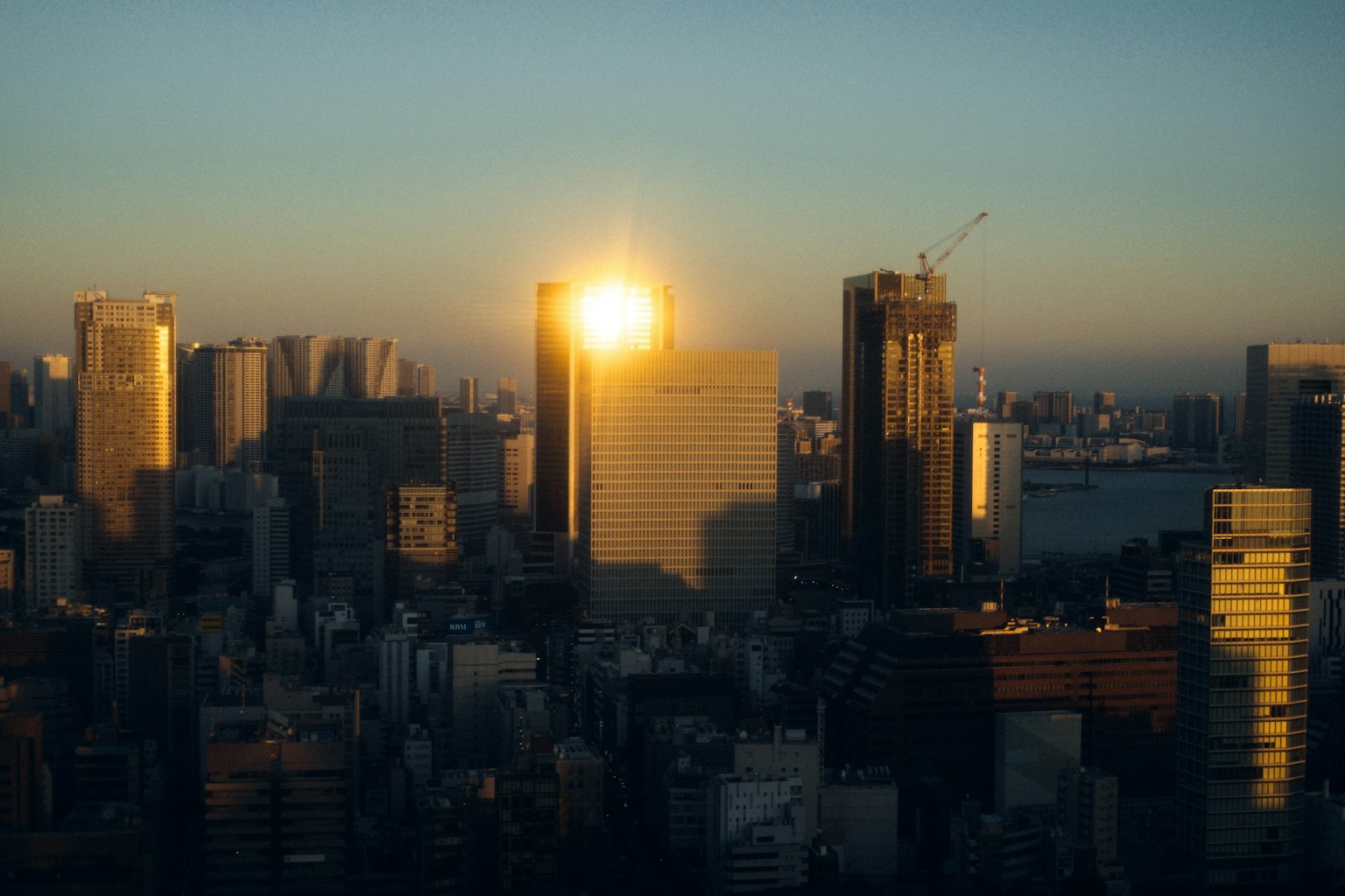 일몰에 의해 밝아진 도쿄의 고층 빌딩