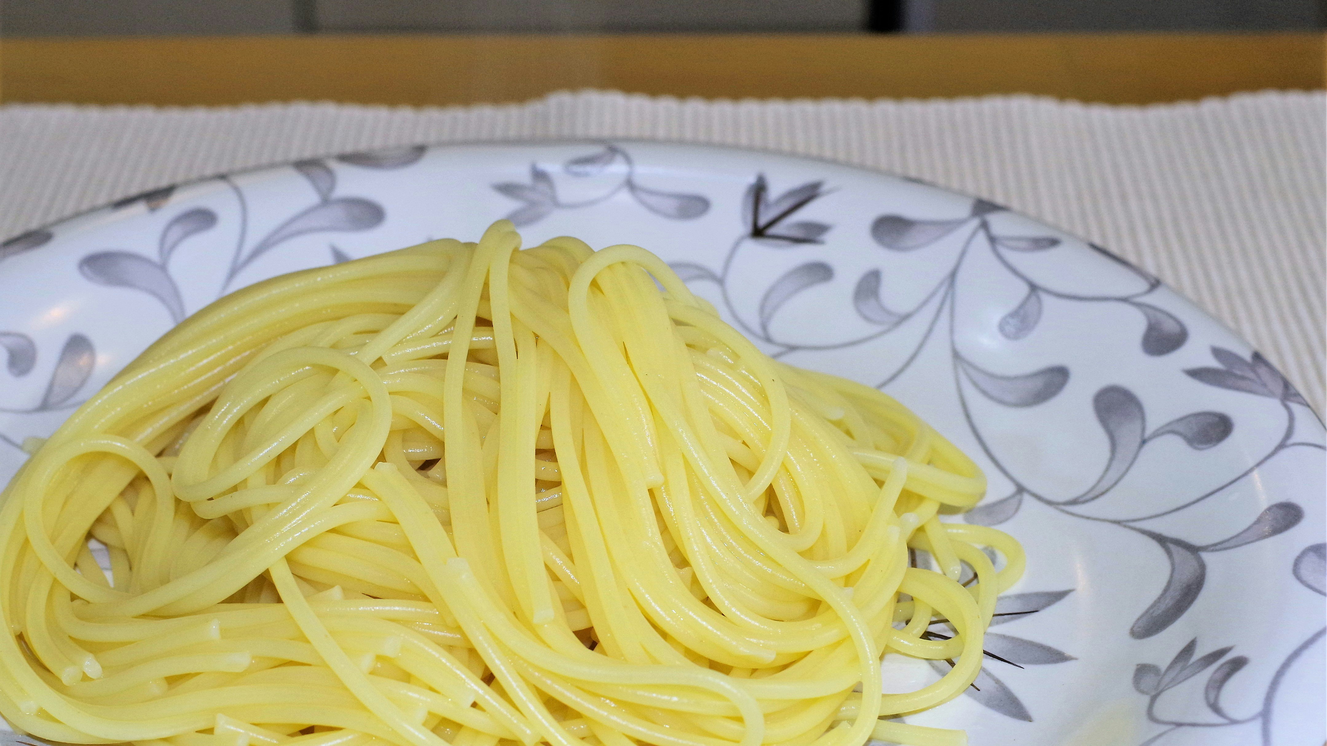 皿に盛られた黄色いパスタのアップ