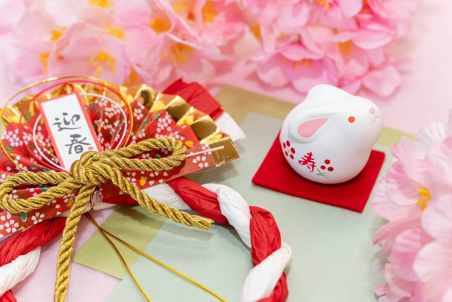Bunte Frühlingsdekoration mit einem roten Ornament und einer Hasenfigur