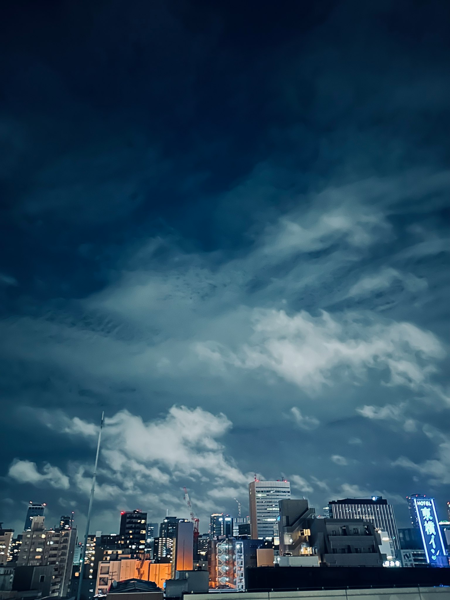 夜晚城市风景 高楼大厦与多云的天空