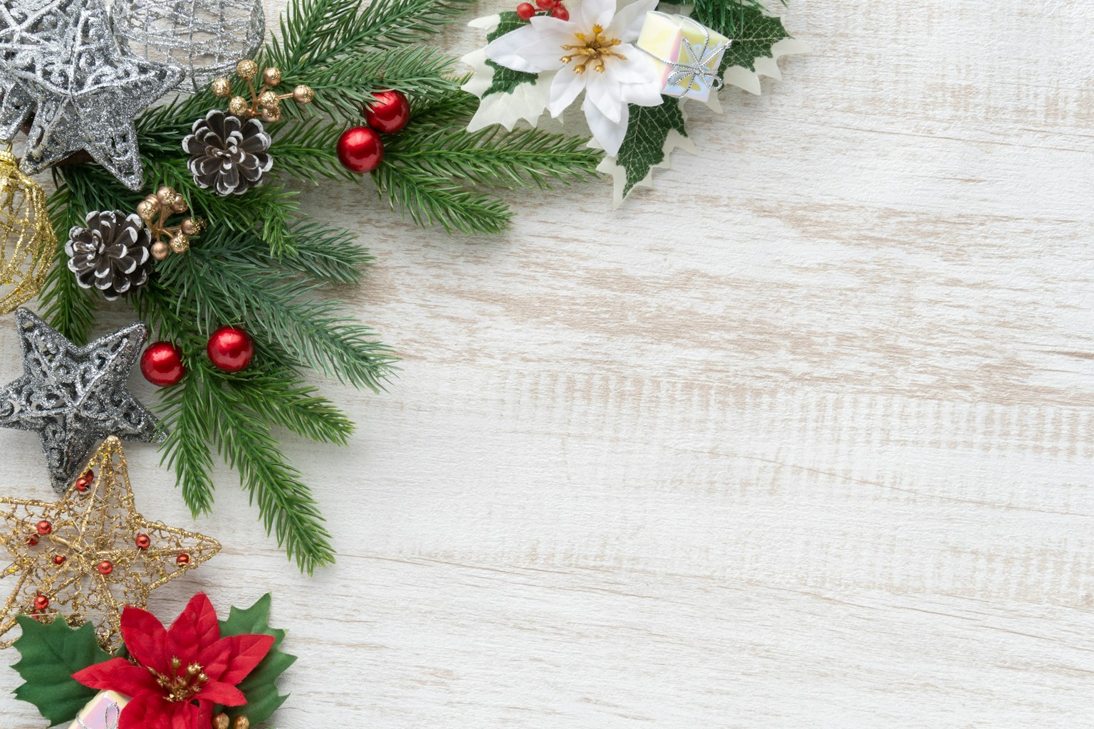 Bellissimo arrangiamento di decorazioni natalizie e foglie di pino