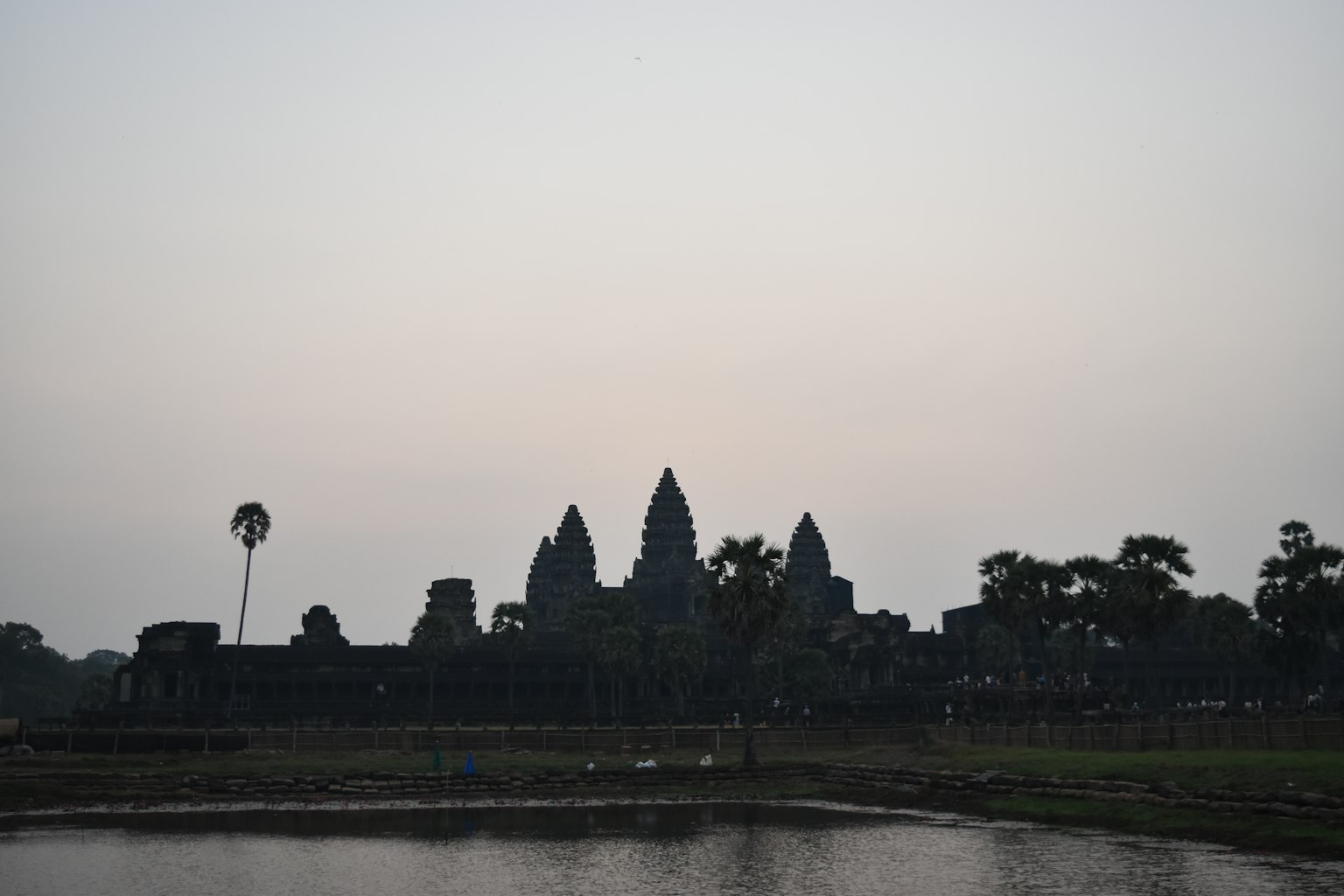 Silhouette di Angkor Wat al crepuscolo con una superficie d'acqua calma