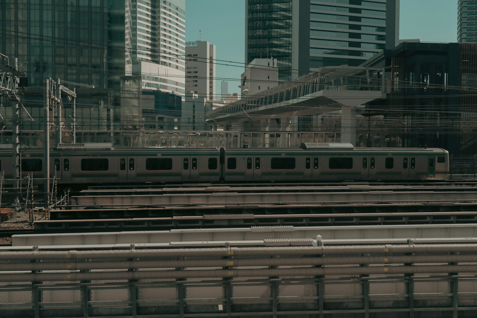 Paesaggio urbano con un treno e grattacieli