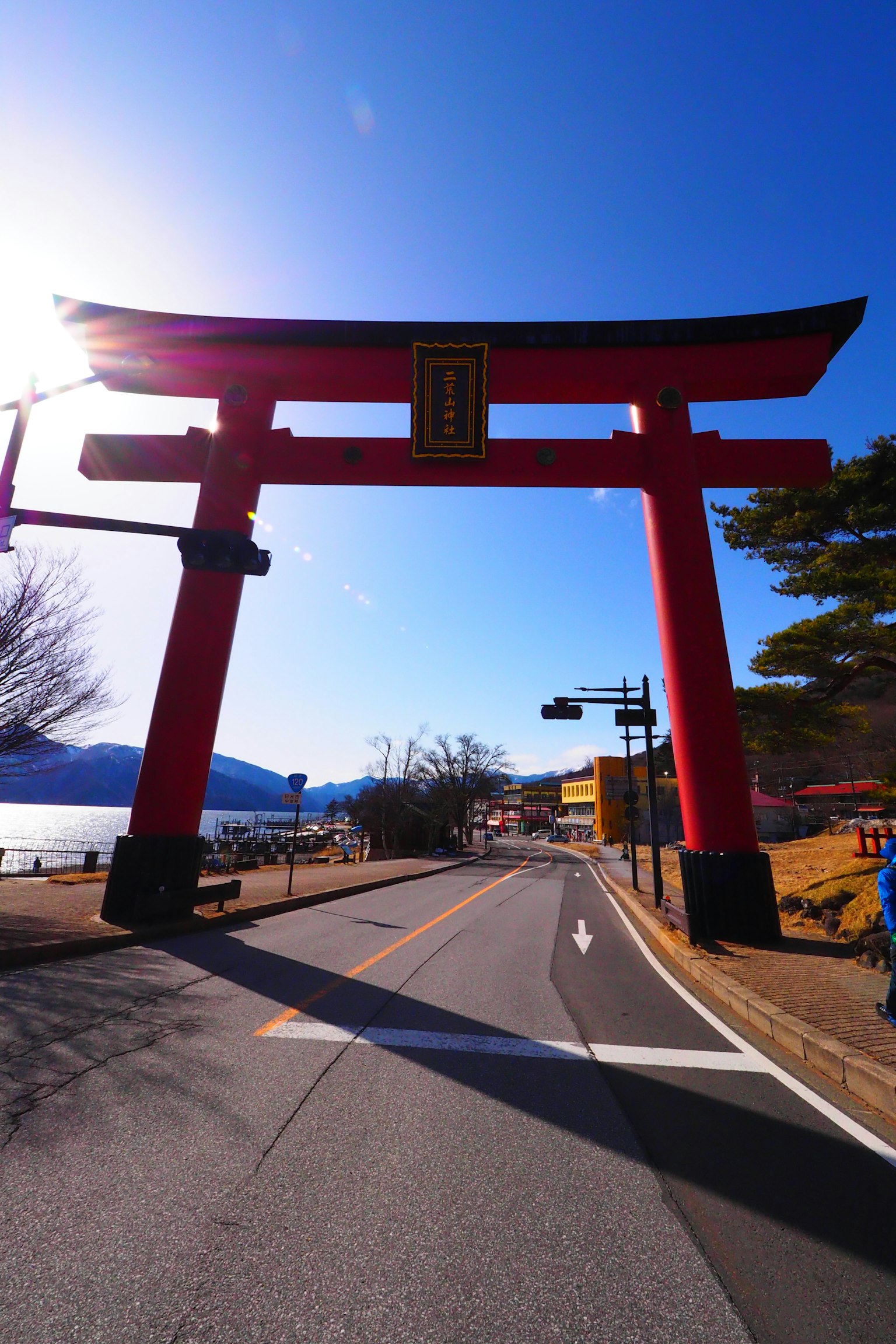 Rotes Torii unter einem blauen Himmel