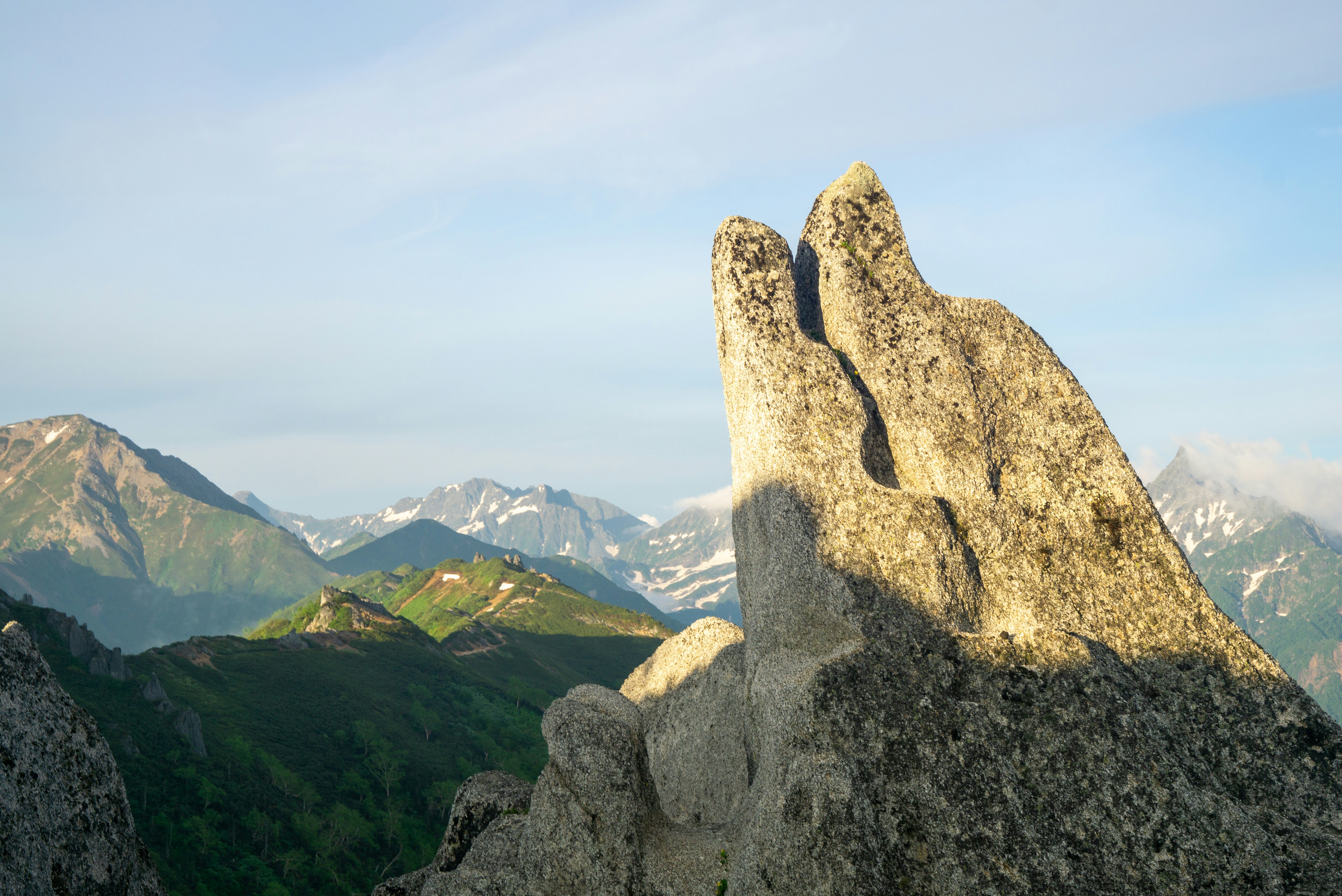 paysage de montagne majestueux avec un pic rocheux