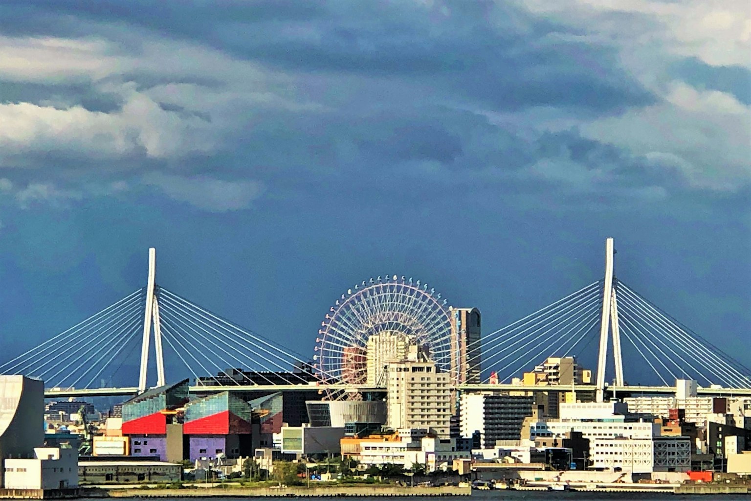 城市景觀，特色大摩天輪和現代懸索橋