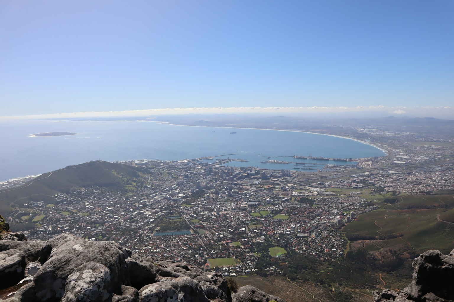 从桌山俯瞰海岸线和城市风景的全景