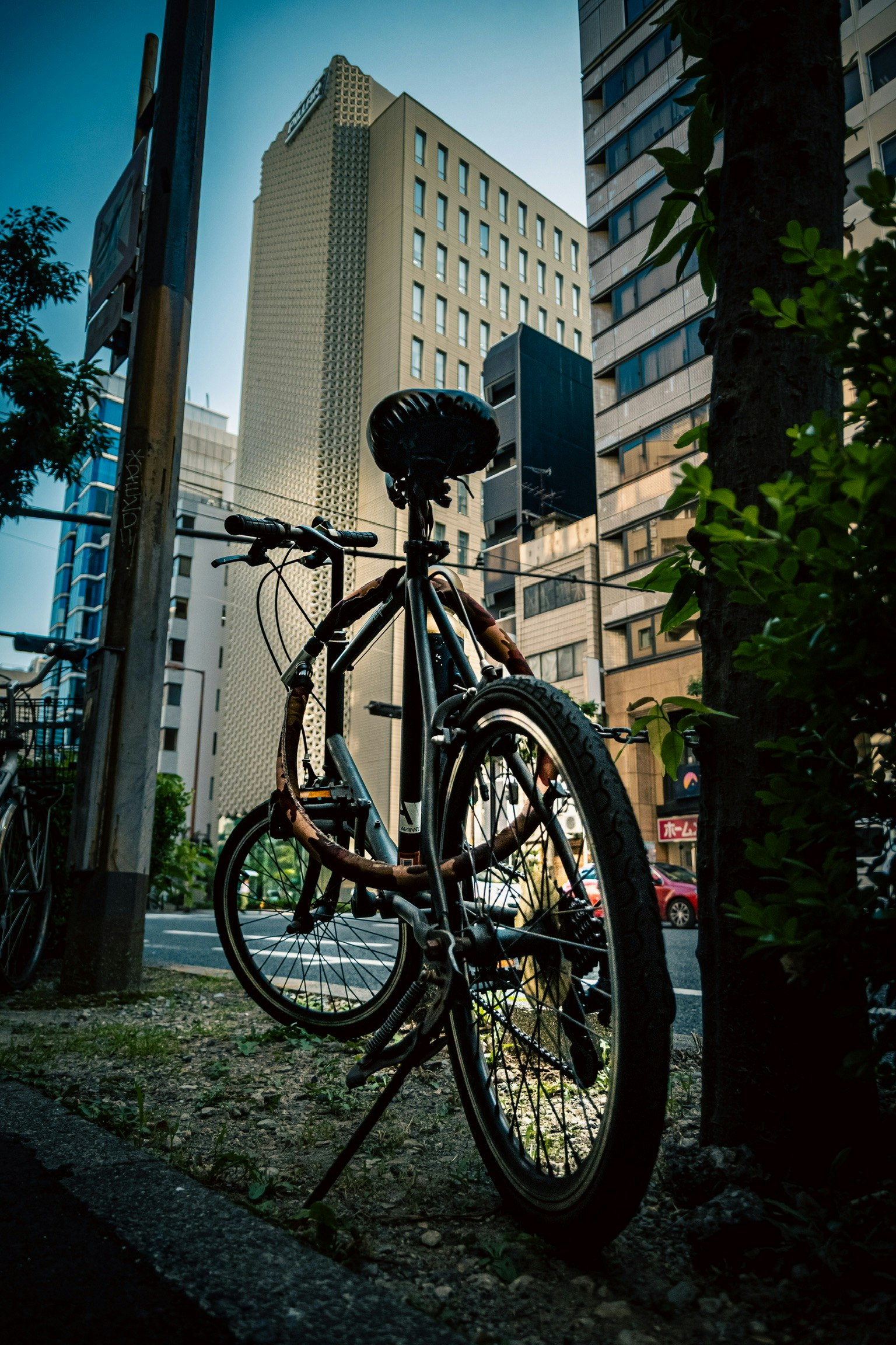 自転車が街の中に立っている様子 高層ビルが背景にある