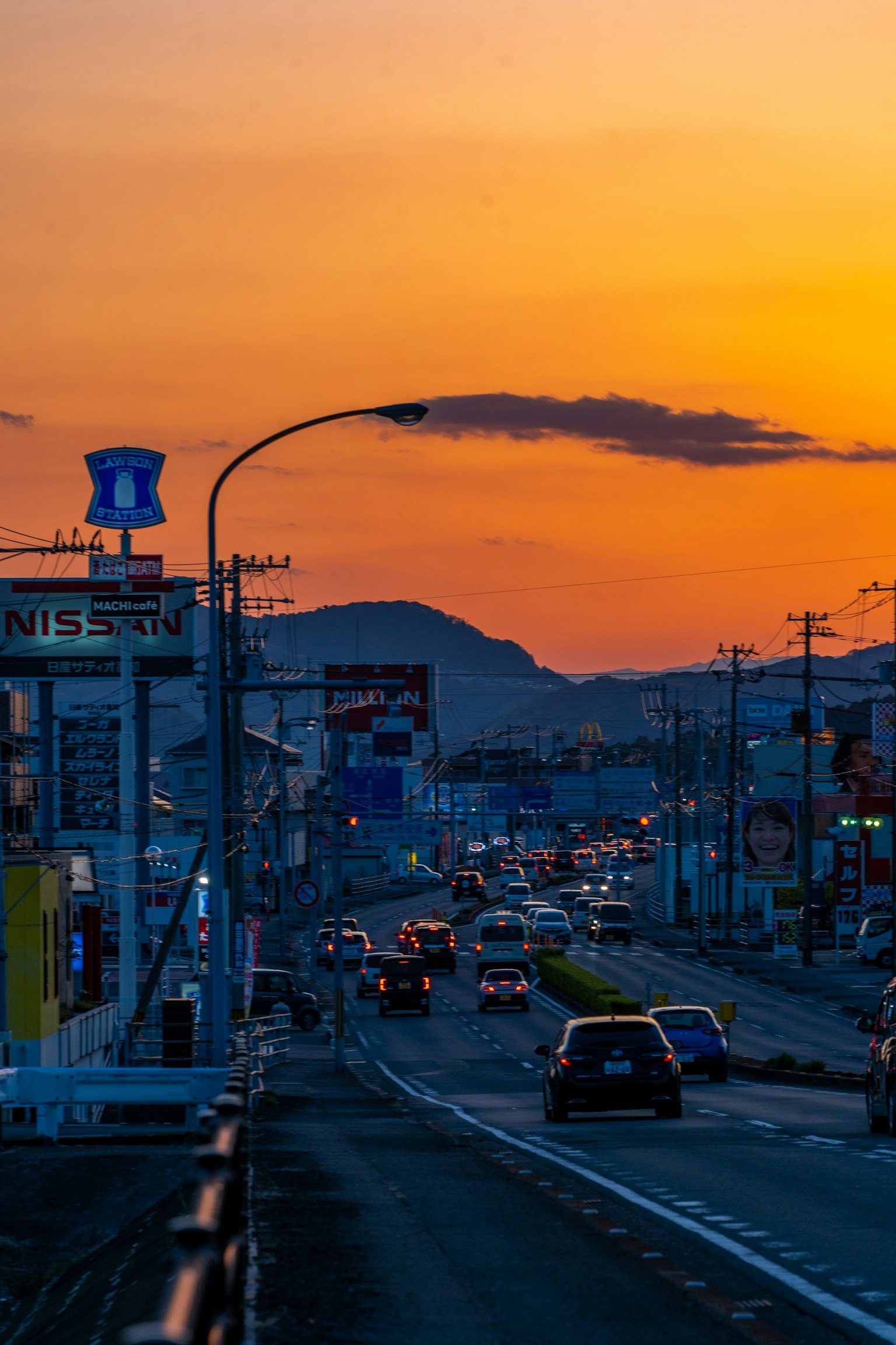 夕阳下行驶的城市风景