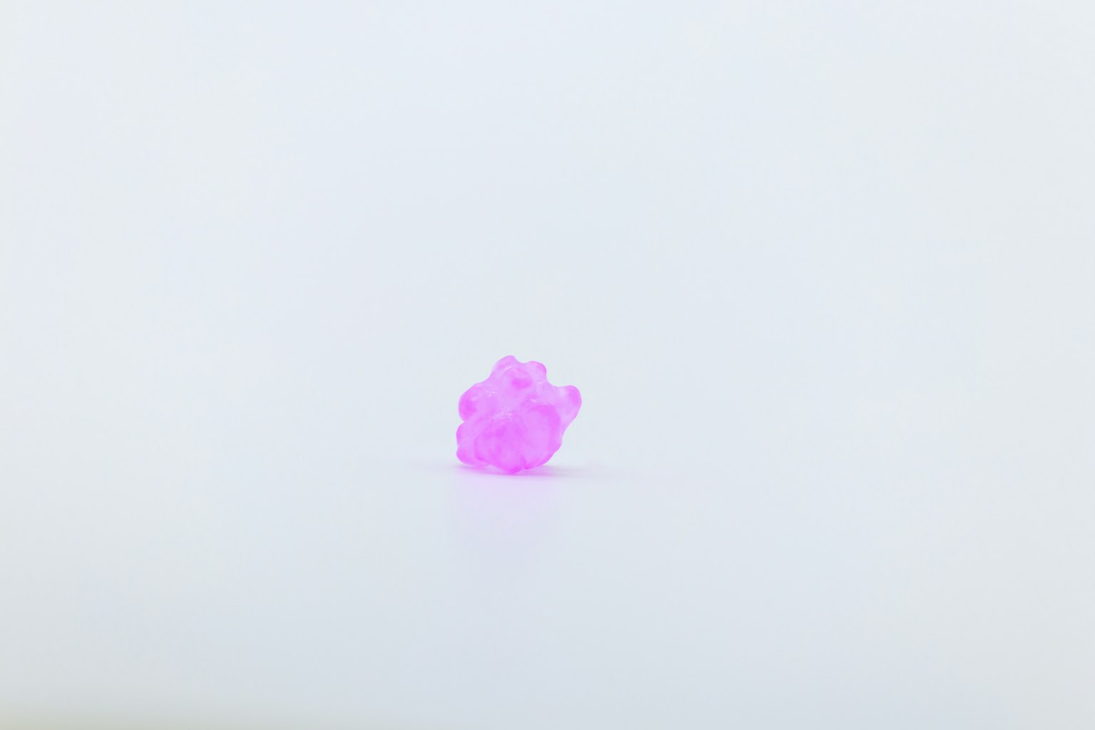小粉色水晶放置在白色背景上
