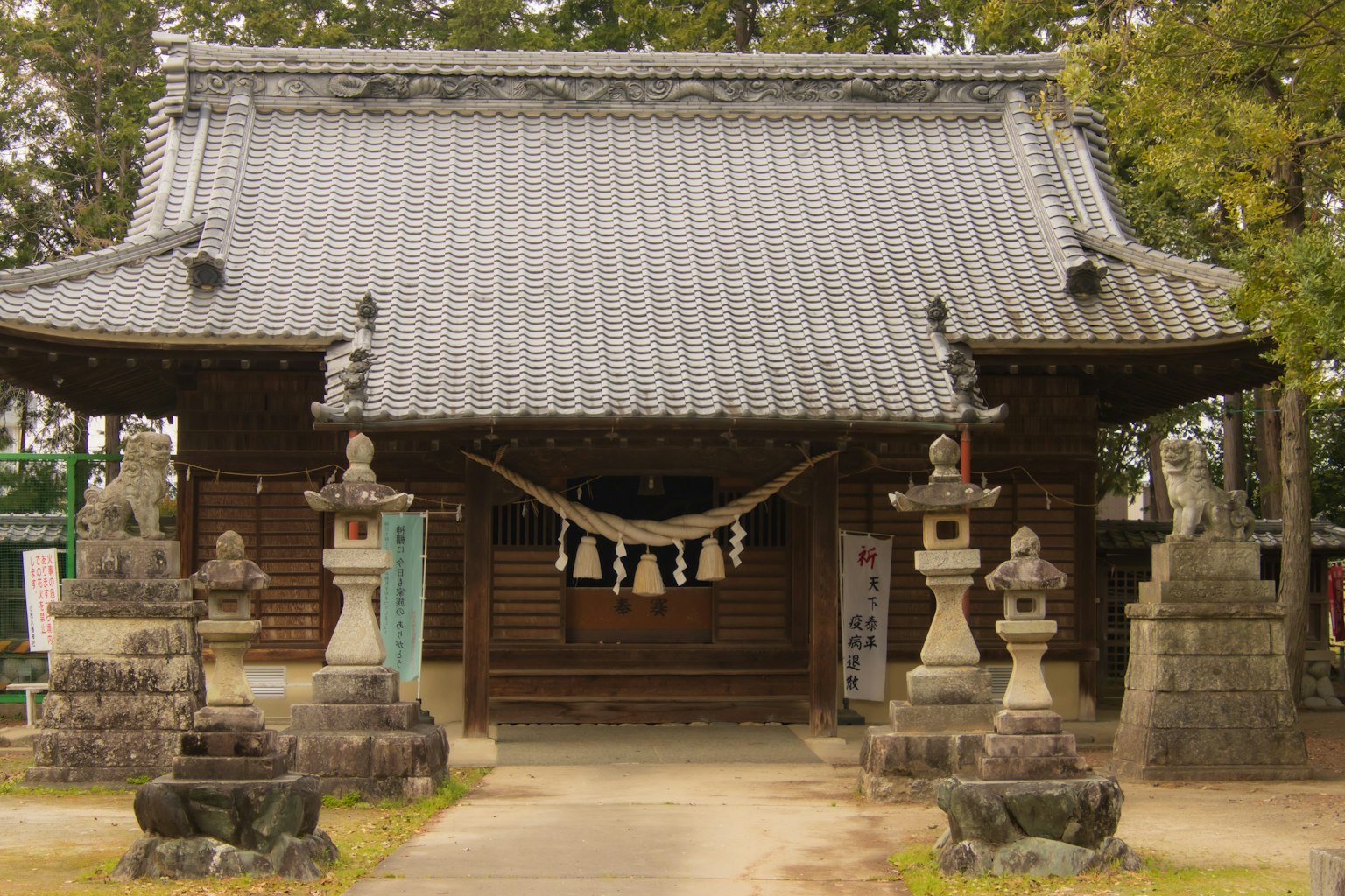 Shrine giapponese tradizionale con lanterne di pietra e struttura in legno