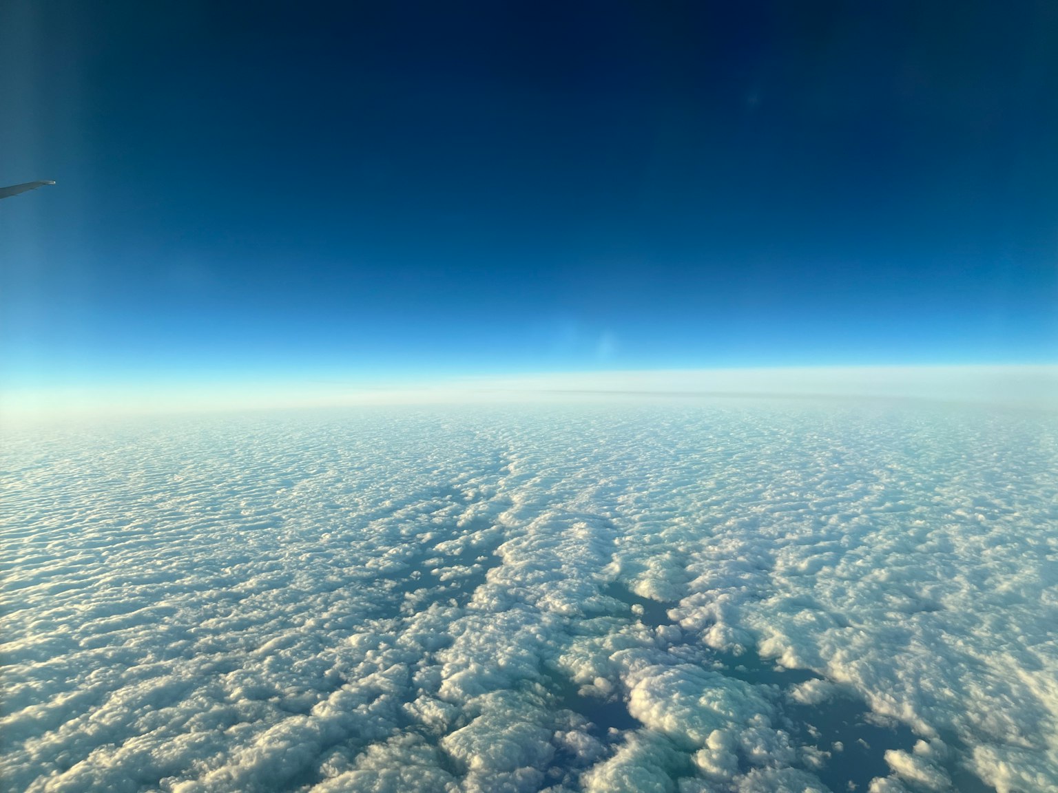 藍天和白雲形態的航空視圖