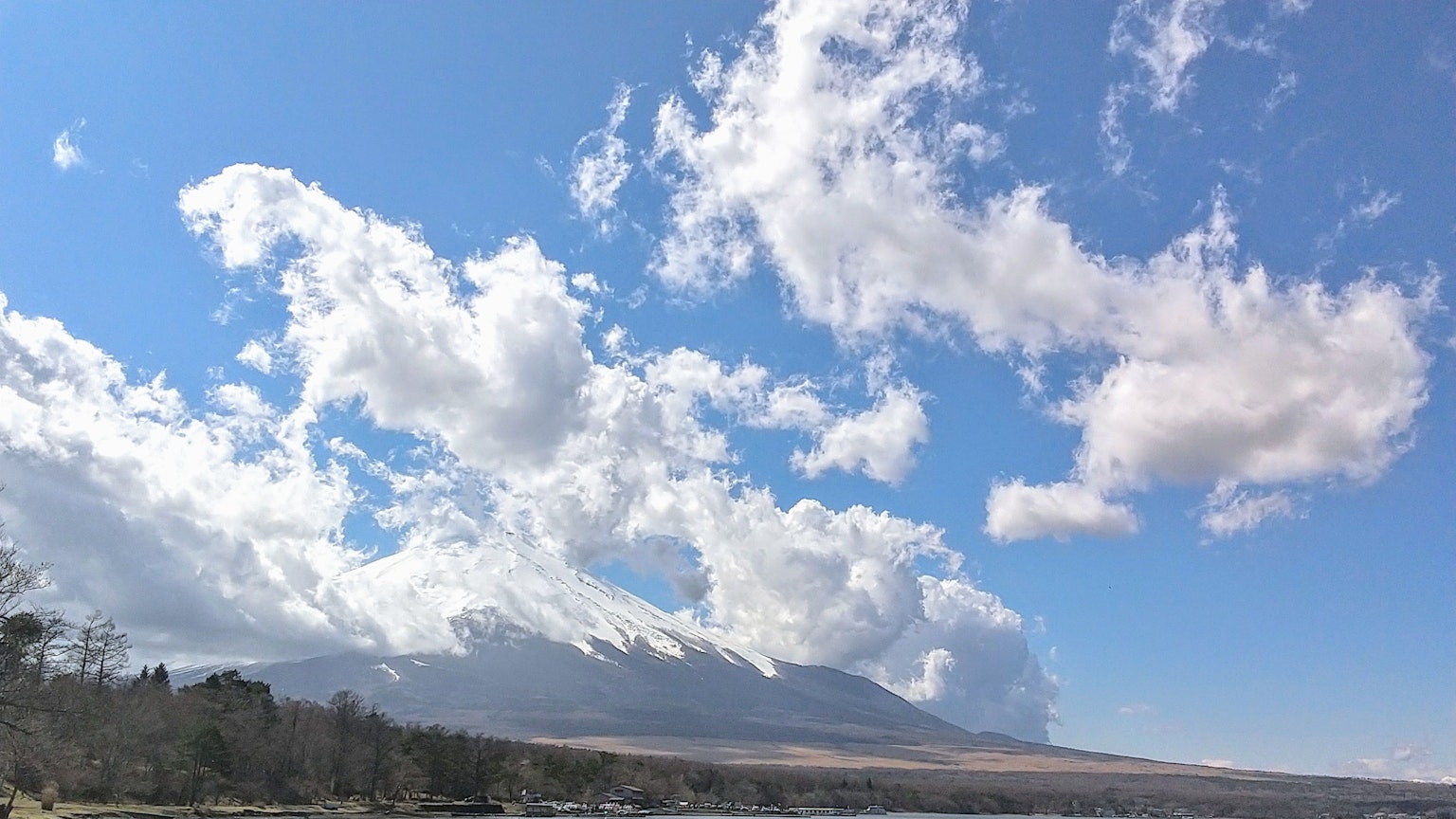 Pemandangan gunung dengan langit biru dan awan