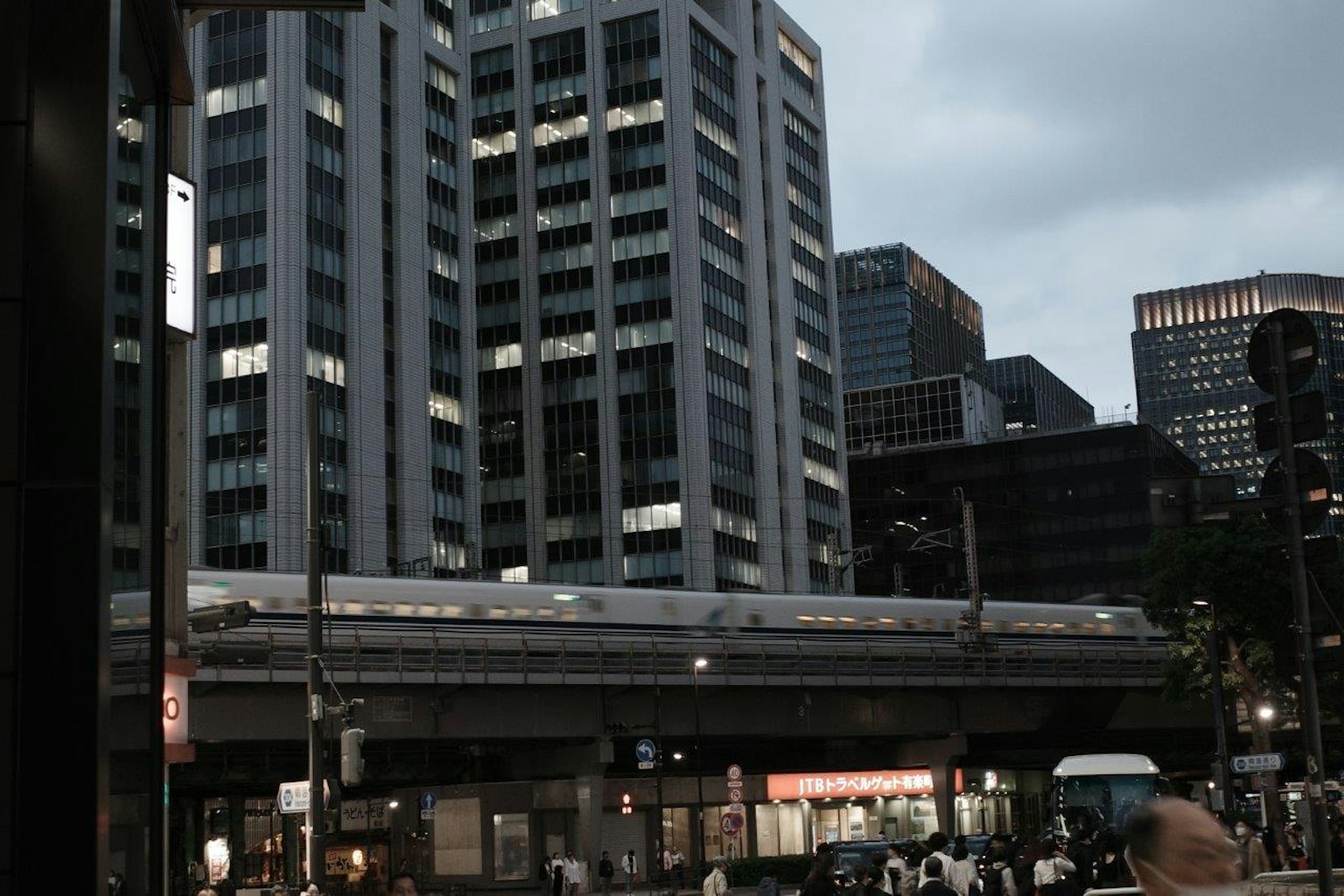 傍晚城市風景，包含摩天大樓和高架火車