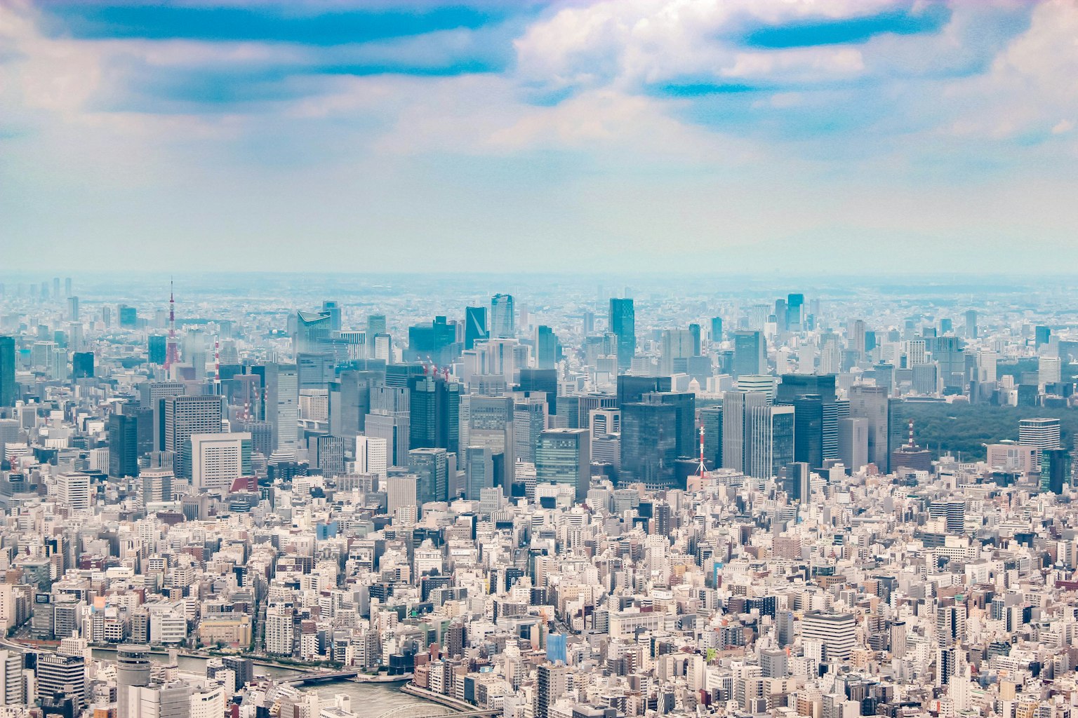 Vista panorámica del paisaje urbano de Tokio con rascacielos y cielo azul