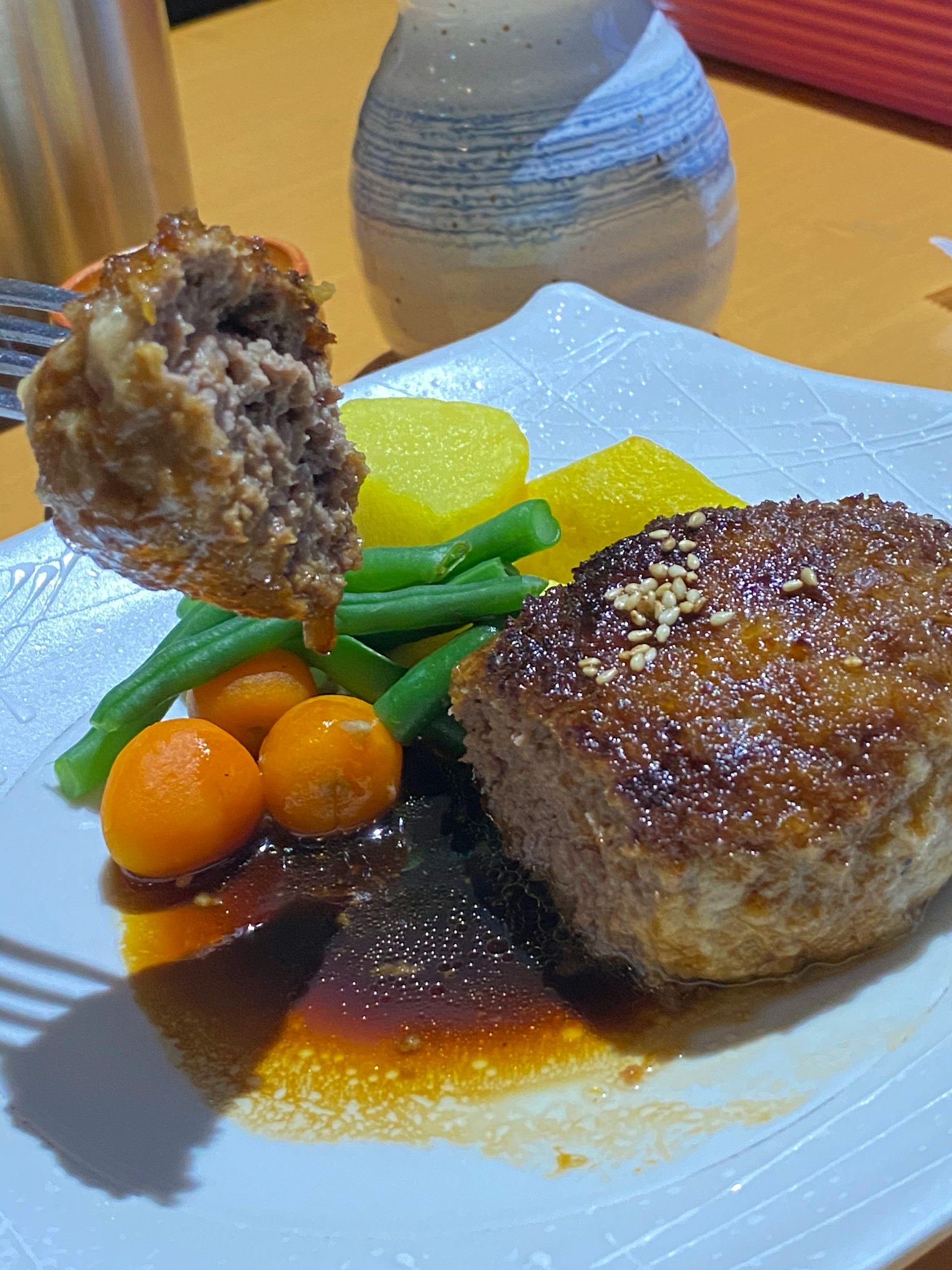 Steak hamburger yang lezat dengan sayuran berwarna di atas piring