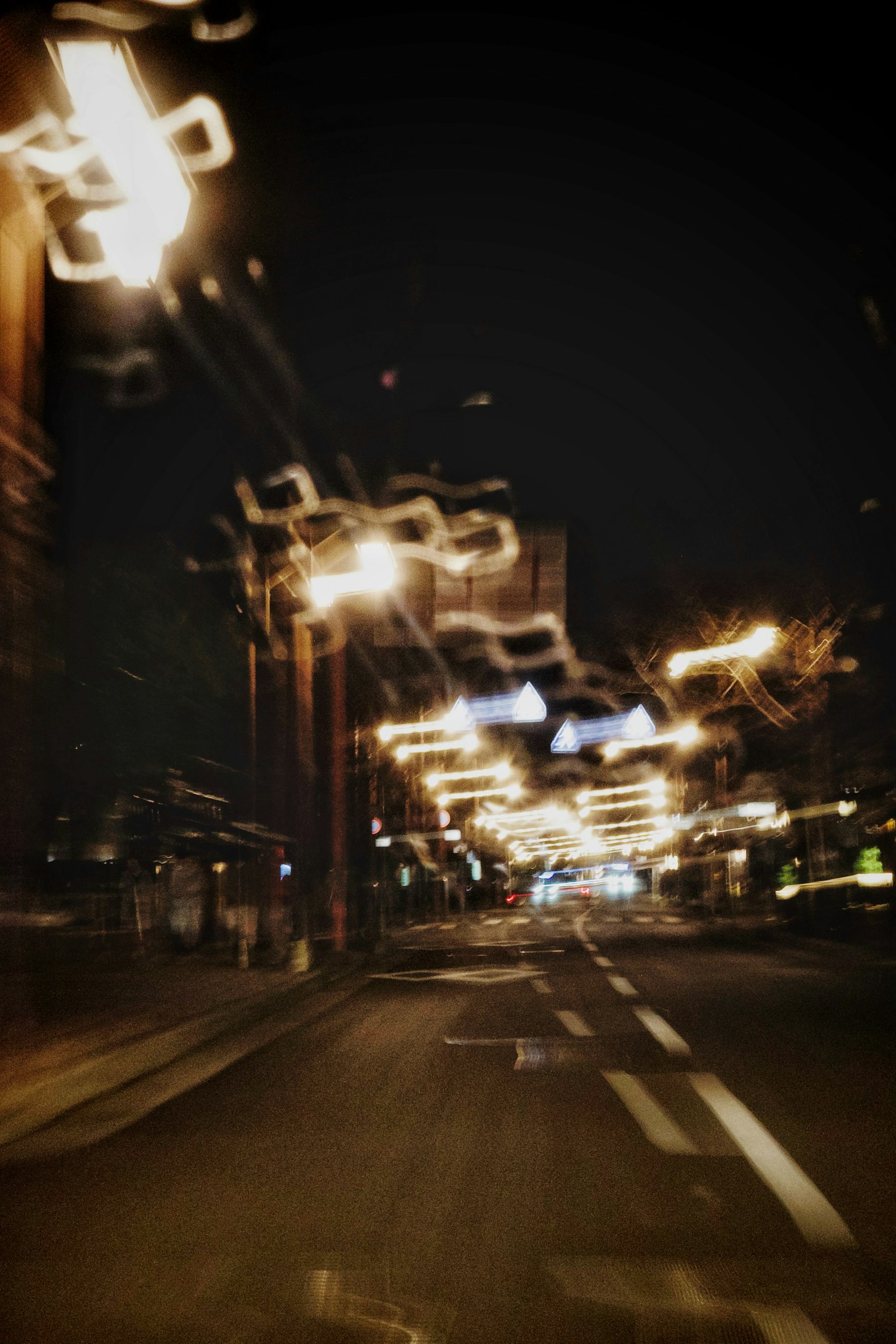 夜间模糊的街灯形成流动效果
